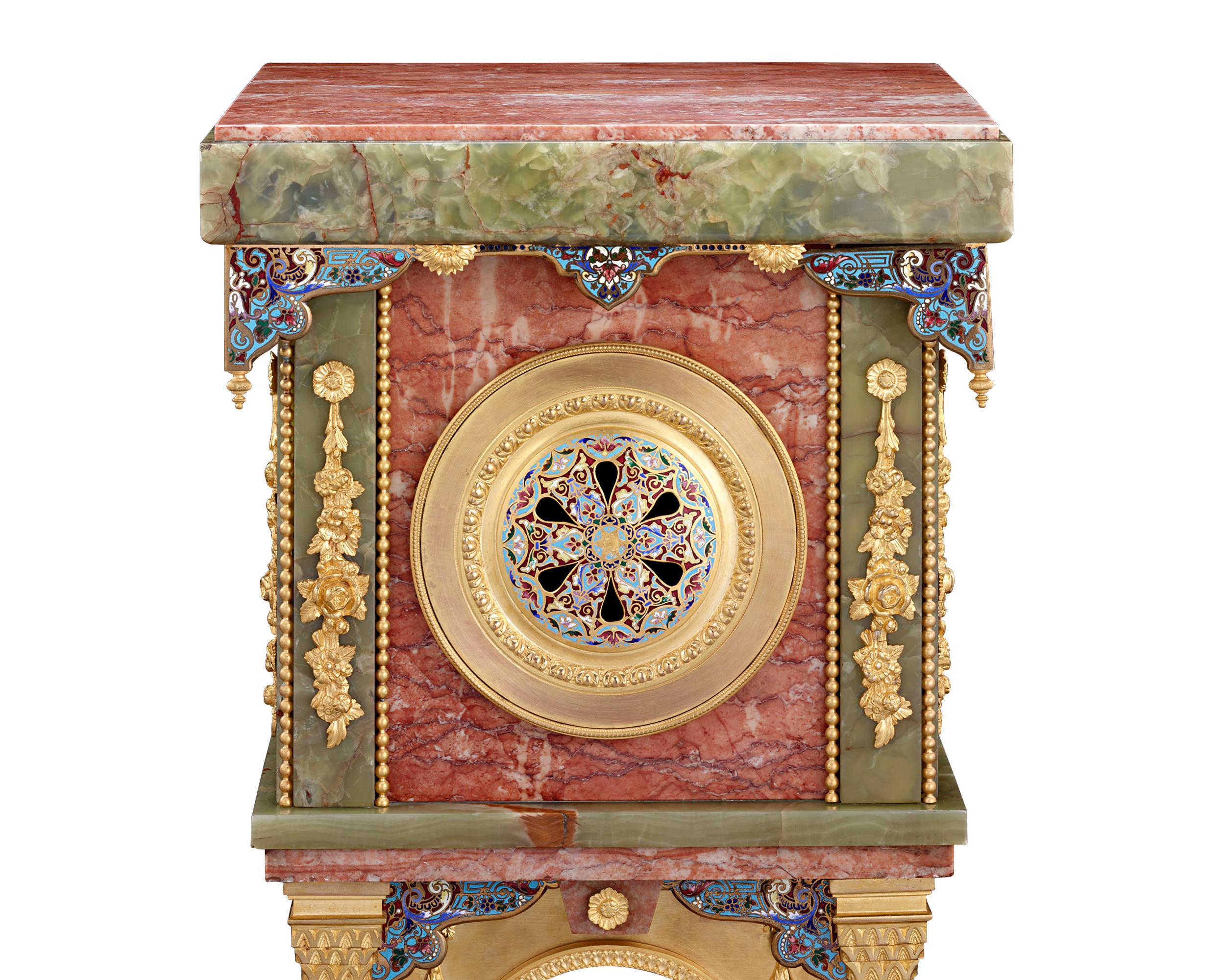 Horloge sur piédestal française en marbre, onyx, émail et bronze doré Excellent état à New Orleans, LA