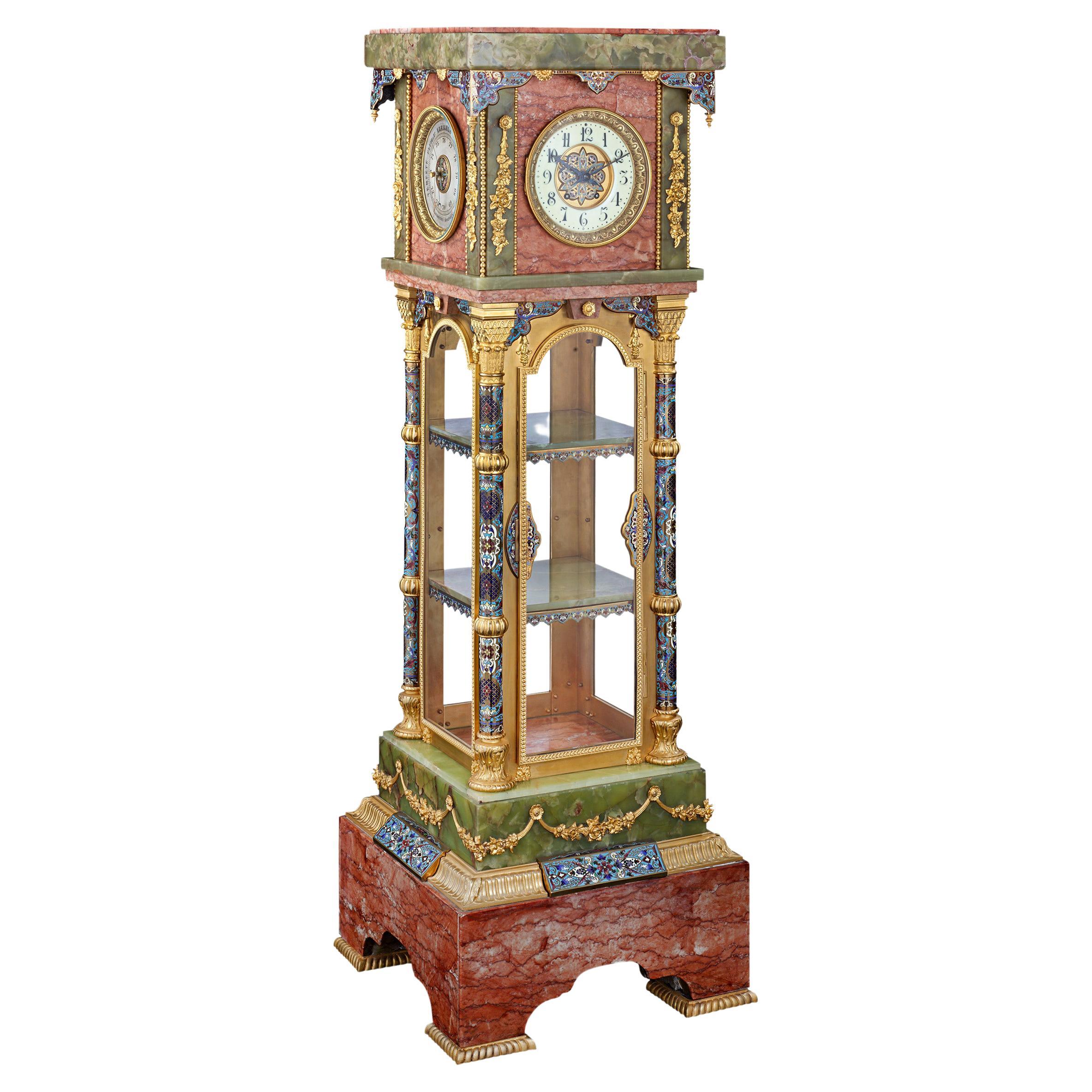 Horloge sur piédestal française en marbre, onyx, émail et bronze doré