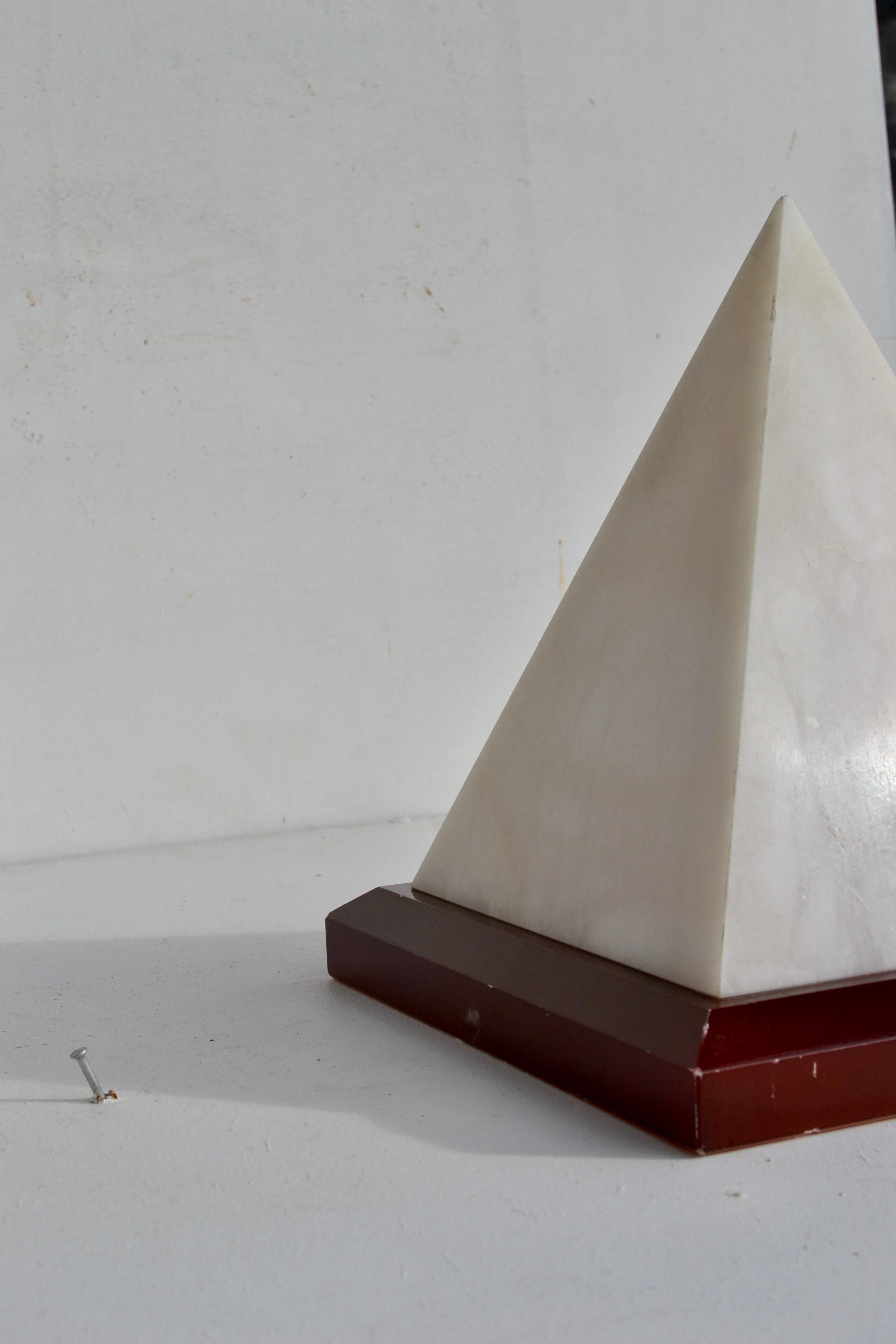 Französische Marmor-Pyramidenlampe, 1970er Jahre im Angebot 6