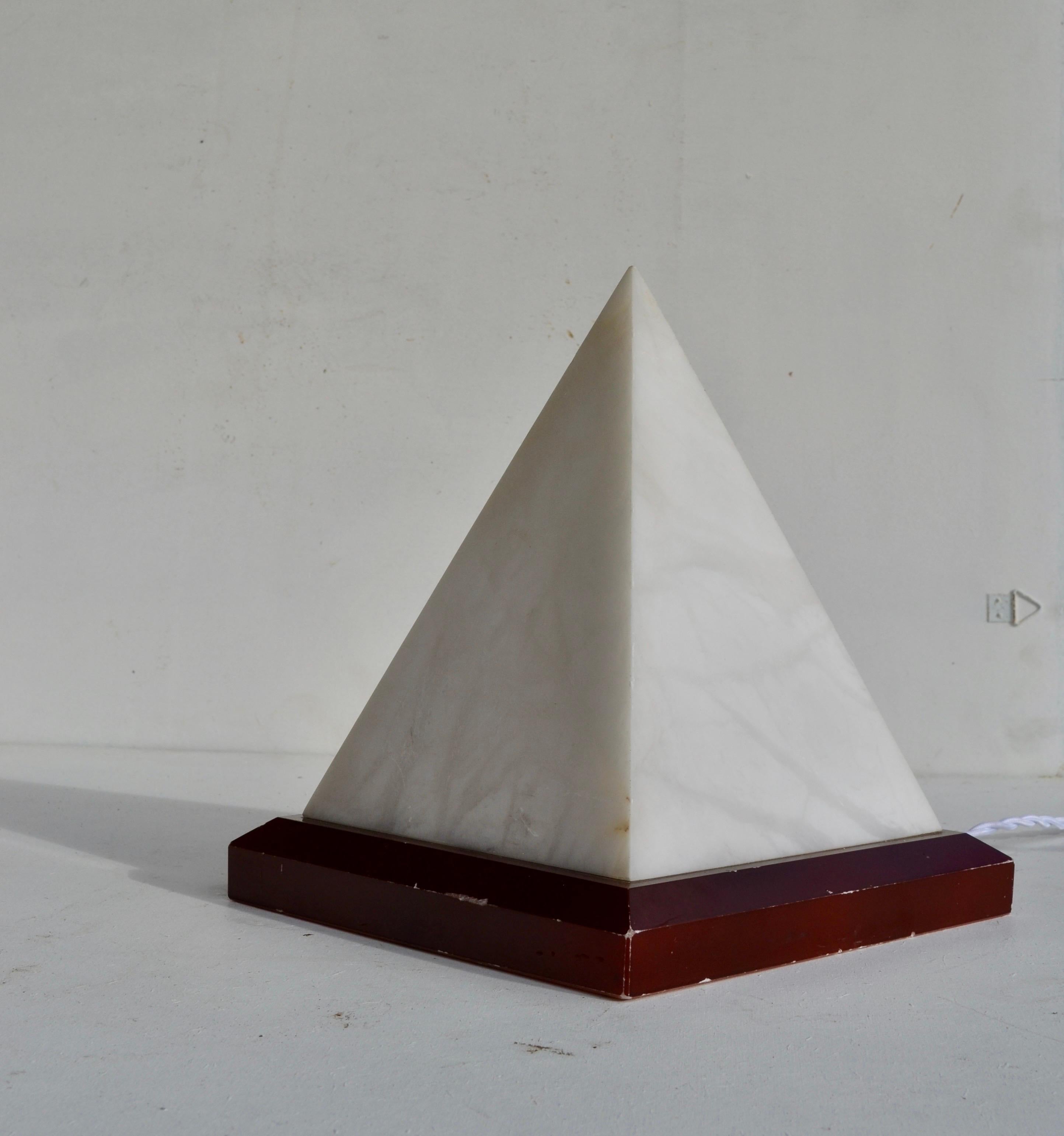 Französische Marmor-Pyramidenlampe, 1970er Jahre im Angebot 7