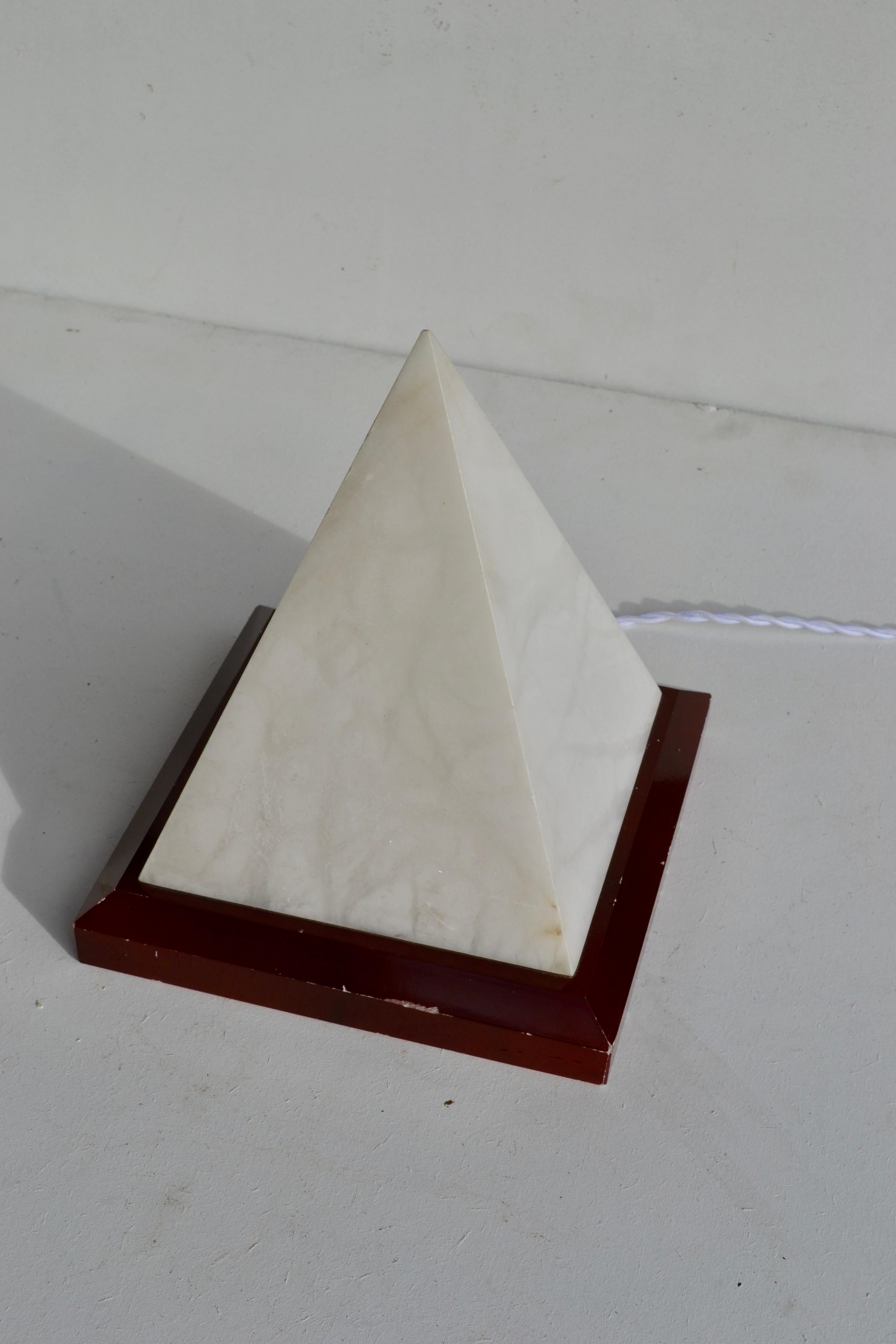 Französische Marmor-Pyramidenlampe, 1970er Jahre im Angebot 9