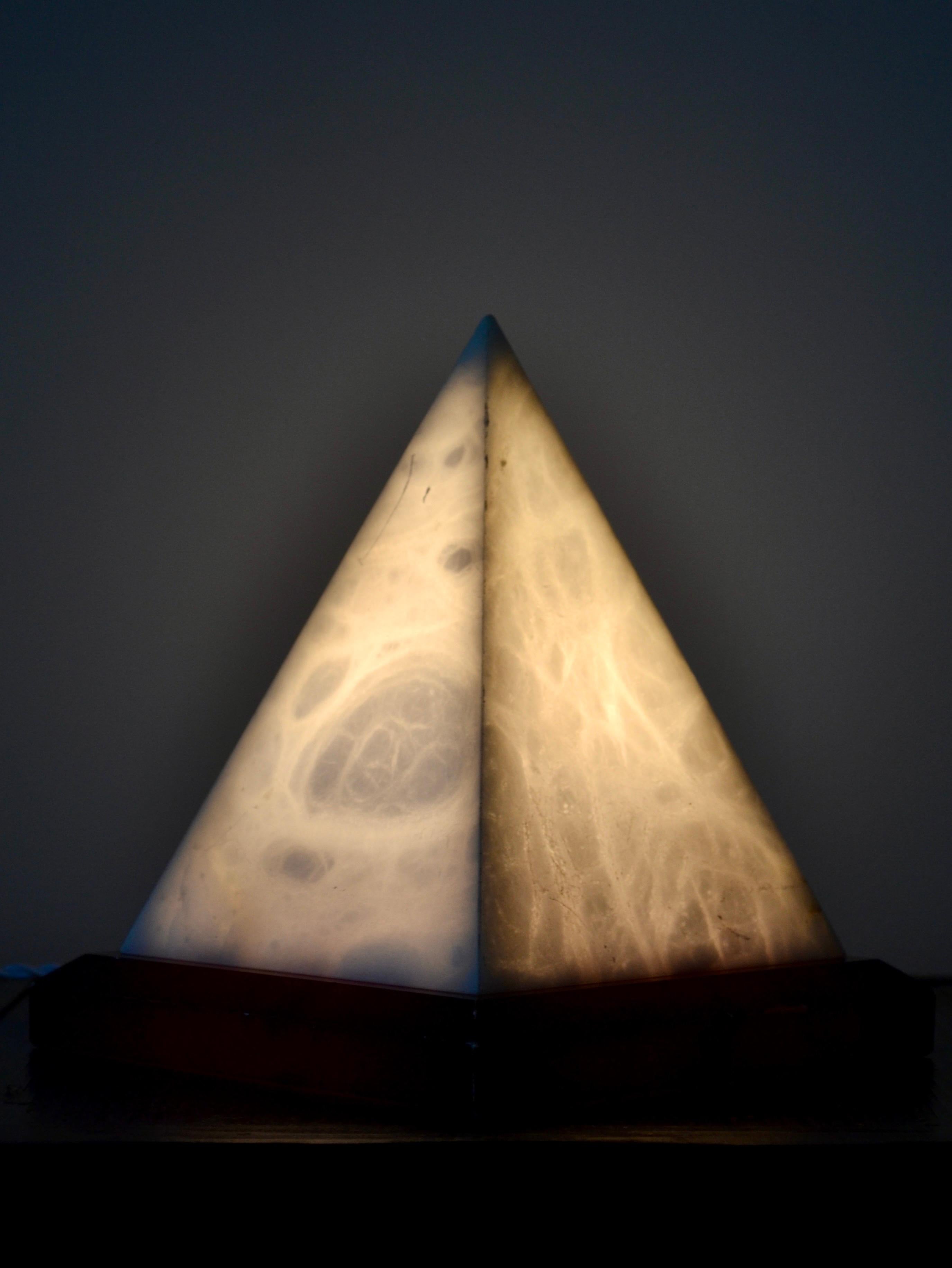 Elegante Pyramidenlampe aus Marmor, französische Arbeit, um 1970. Dieses vollständig aus Marmor gefertigte Stück mit einem Sockel aus granatrot lackiertem Marmor spiegelt die skulpturale Sensibilität und die raffinierte Handwerkskunst wider, die für