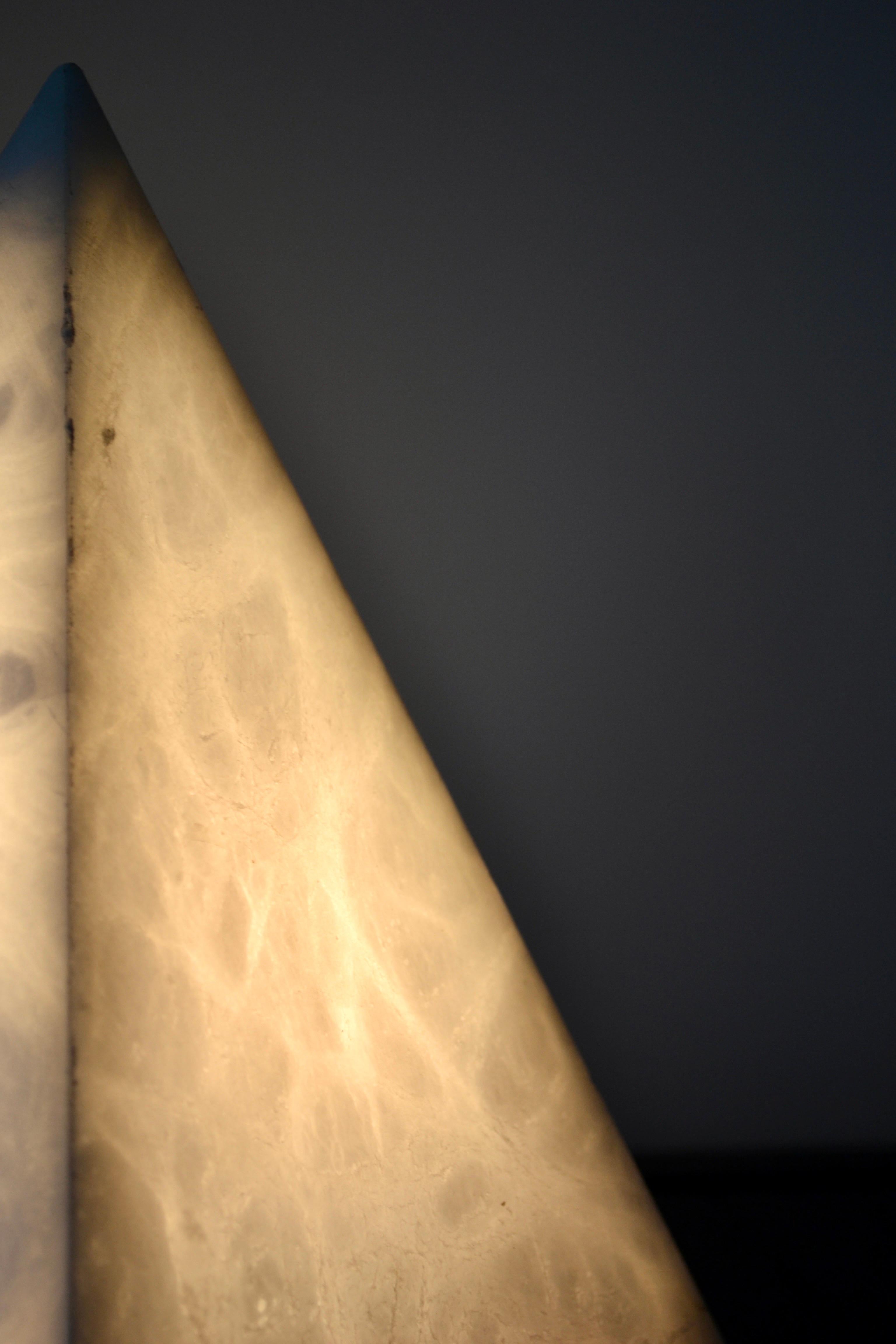 Französische Marmor-Pyramidenlampe, 1970er Jahre (Moderne der Mitte des Jahrhunderts) im Angebot