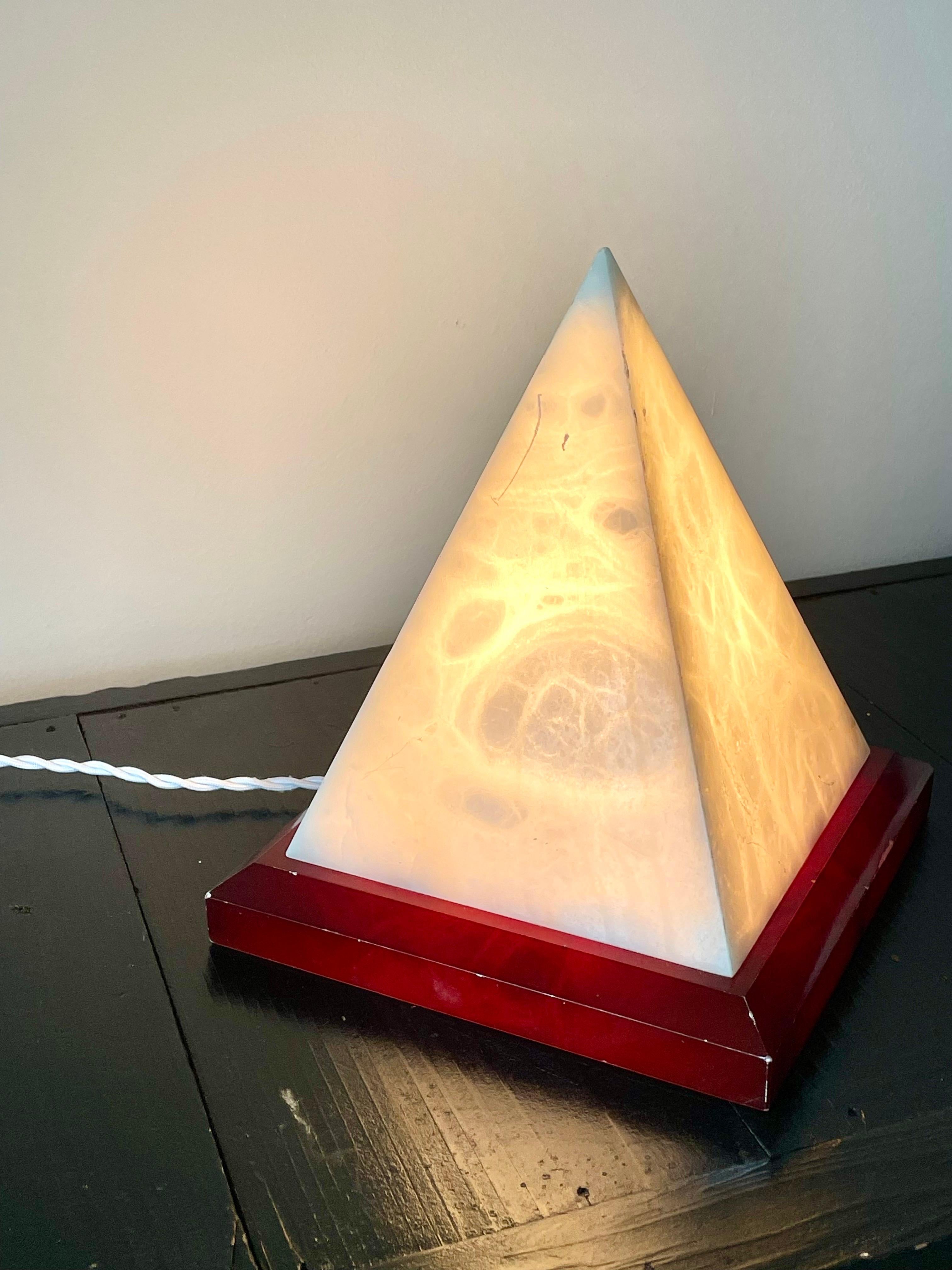 Französische Marmor-Pyramidenlampe, 1970er Jahre im Zustand „Gut“ im Angebot in SOTTEVILLE-LÈS-ROUEN, FR
