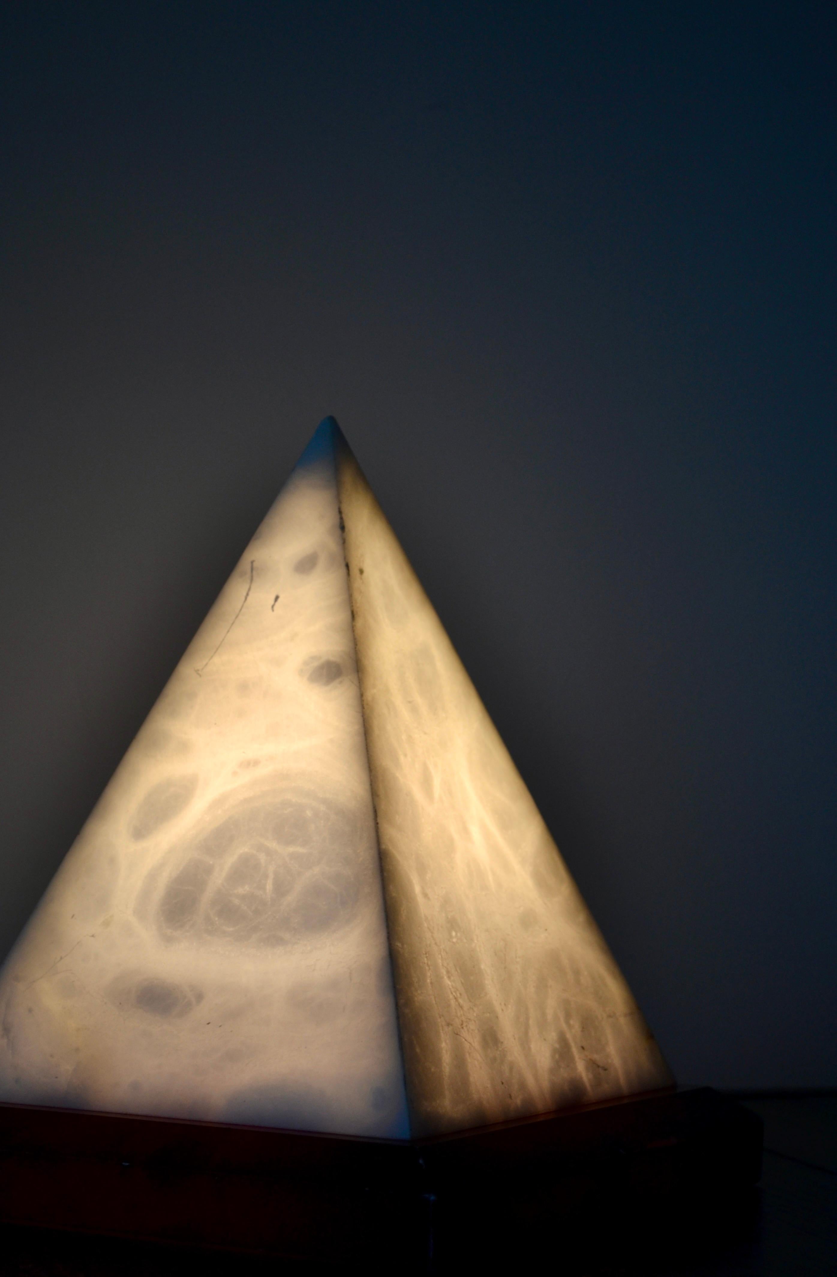 Französische Marmor-Pyramidenlampe, 1970er Jahre (Ende des 20. Jahrhunderts) im Angebot