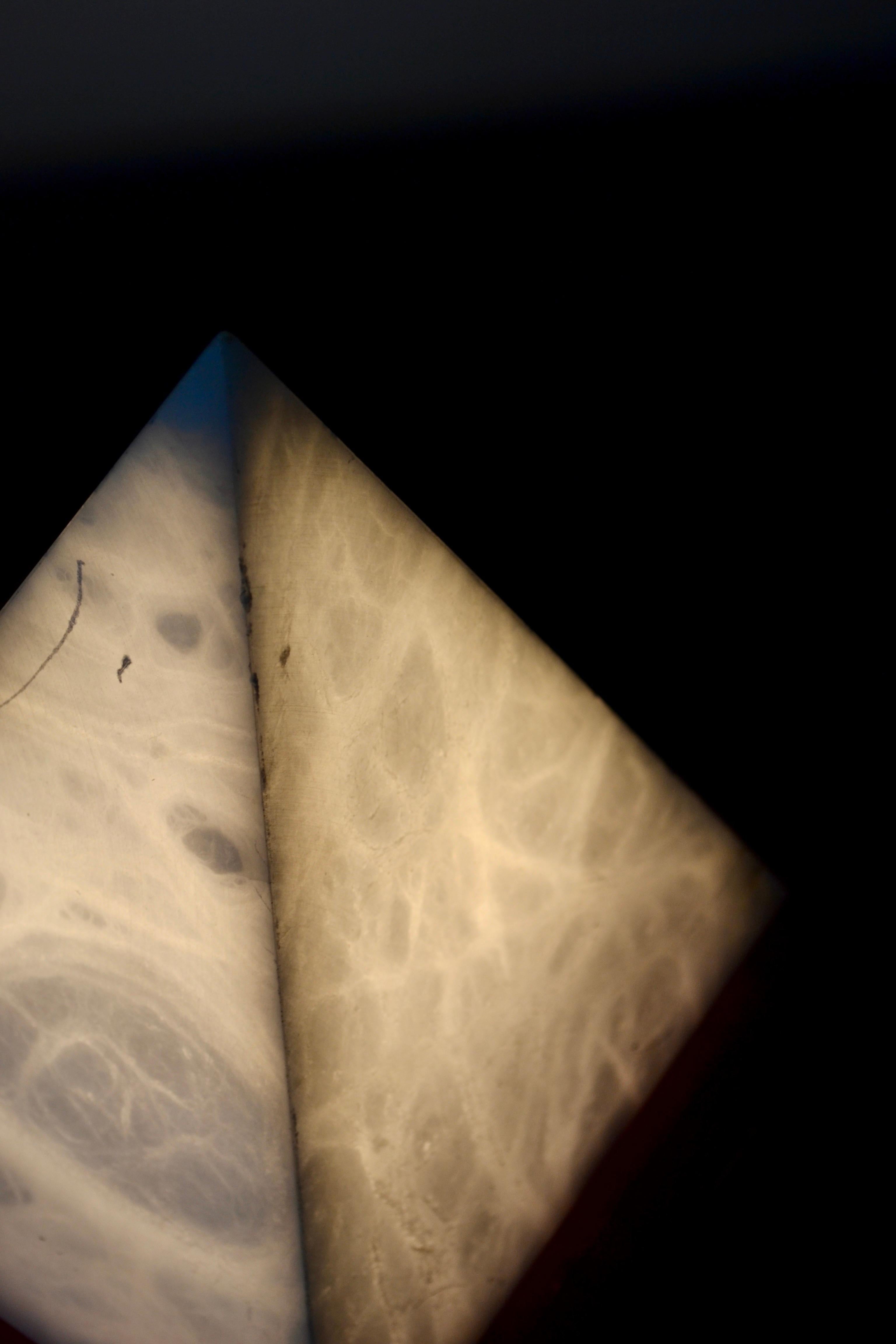 Französische Marmor-Pyramidenlampe, 1970er Jahre im Angebot 1