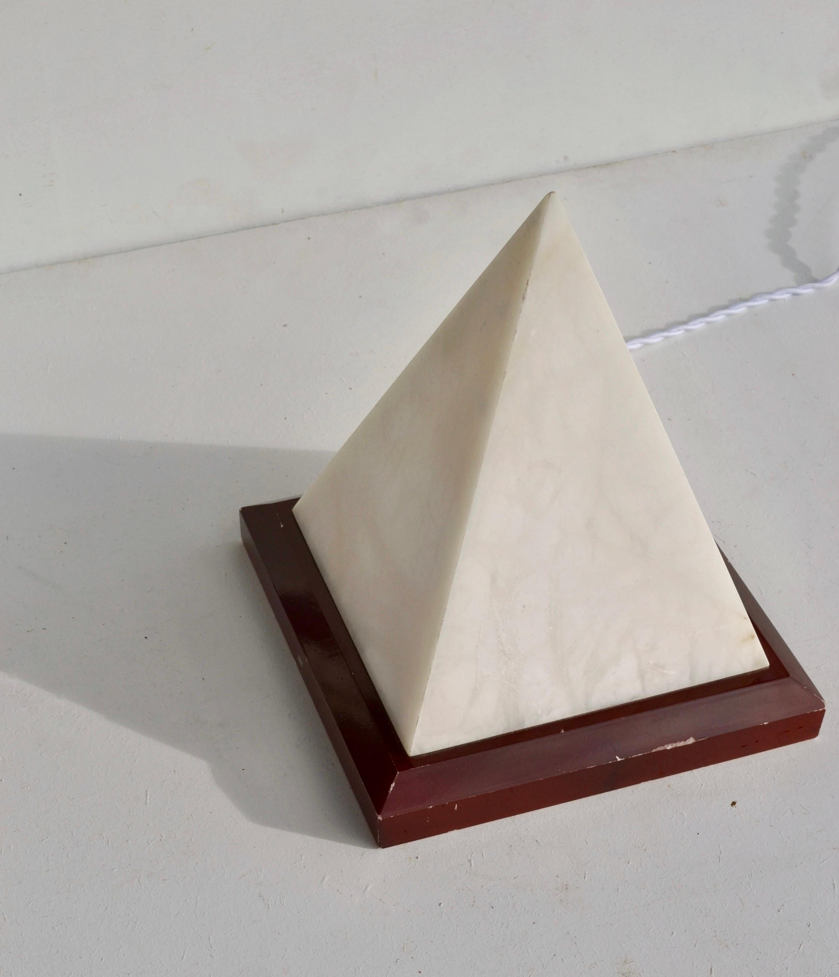 Französische Marmor-Pyramidenlampe, 1970er Jahre im Angebot 3