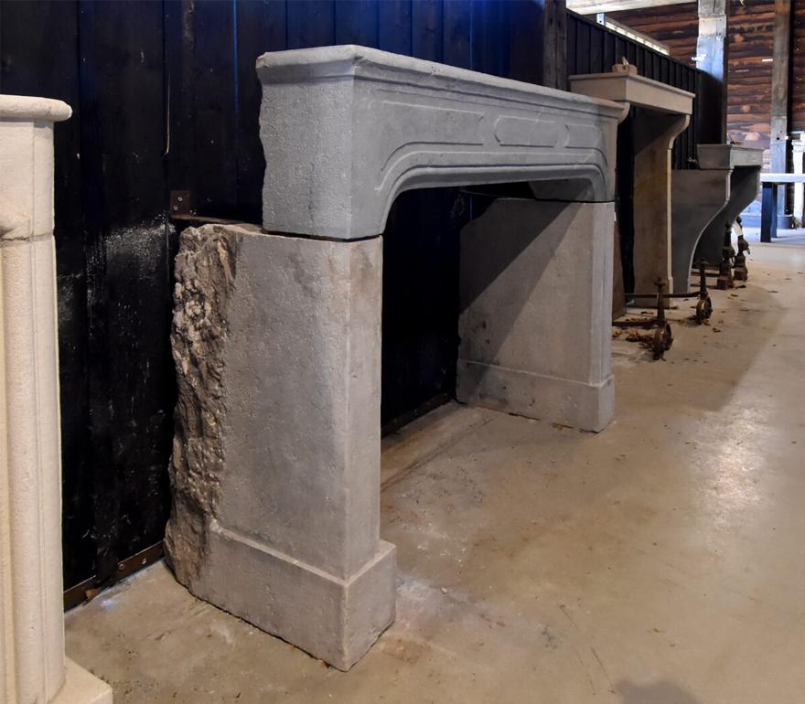 Beau manteau de cheminée en pierre marbrière 19ème siècle de France
à placer devant la cheminée.