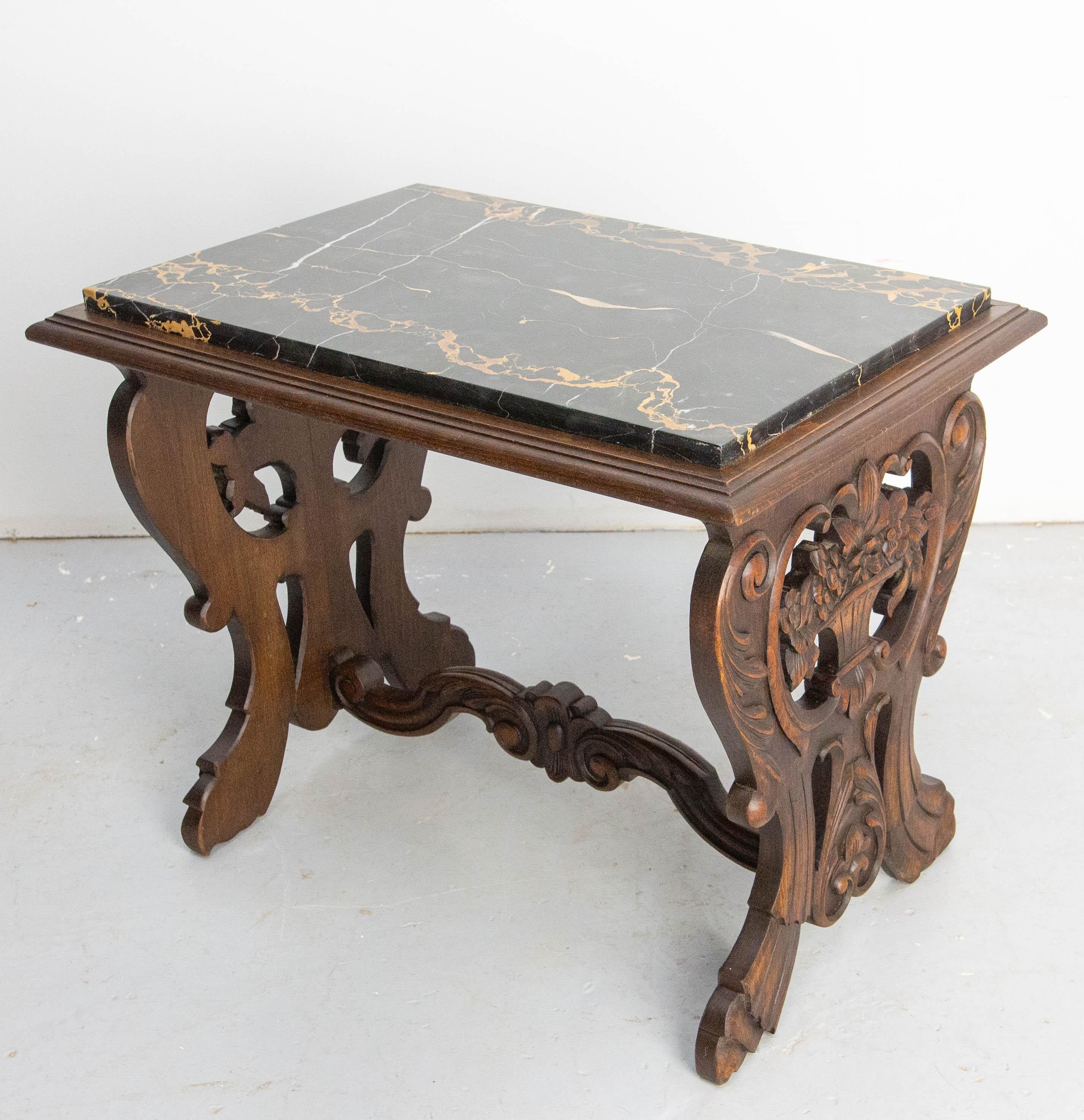 Table basse massive en chêne avec son plateau en marbre, française, vers 1920
Le marbre est noir veiné de blanc et de brun.
Vous pouvez également utiliser la table basse comme table d'appoint.
Solide et massif.
Quelques rayures peu gênantes sur une