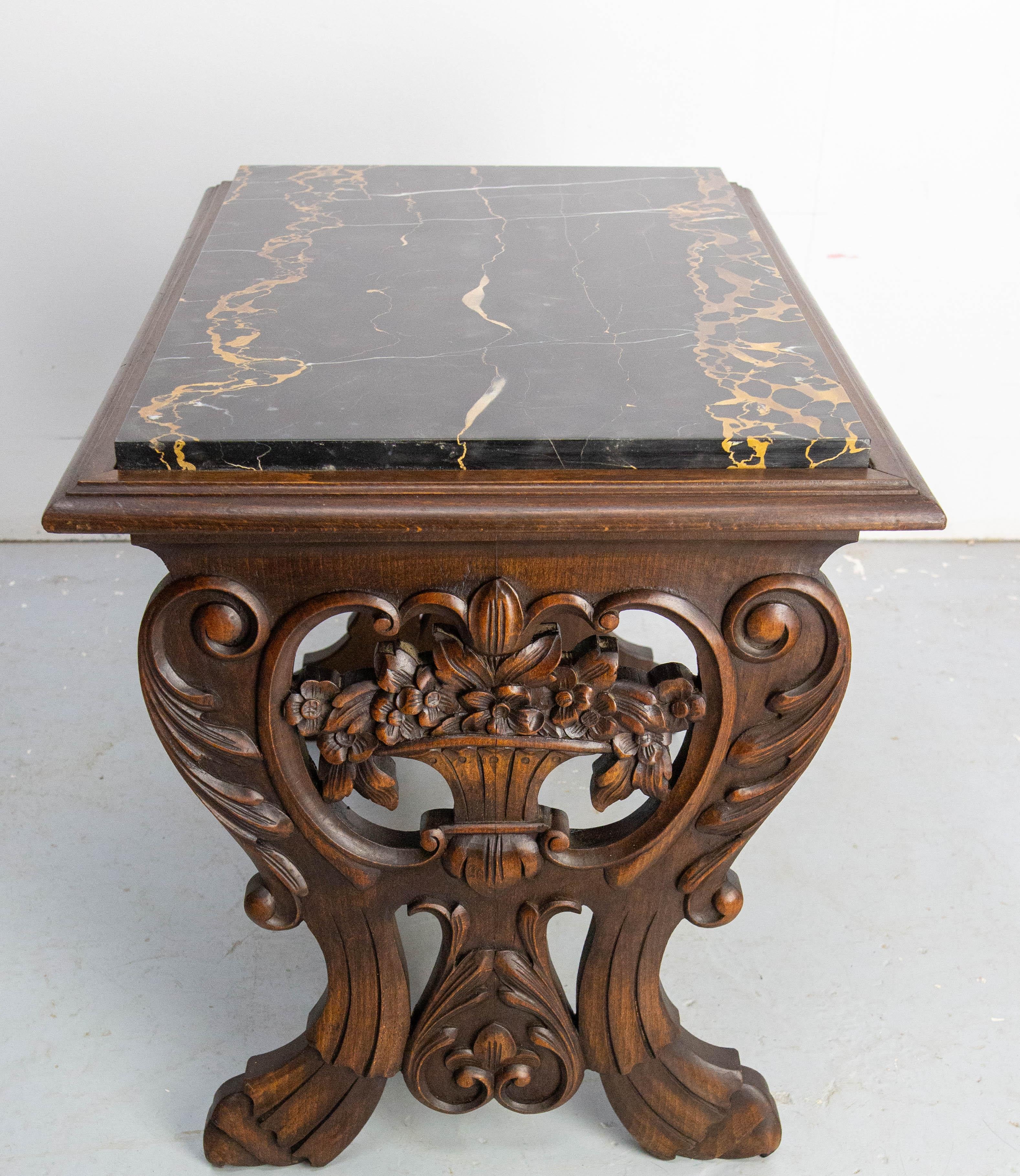 Mid-Century Modern Table basse en chêne et plateau de marbre de style classique, vers 1920 en vente