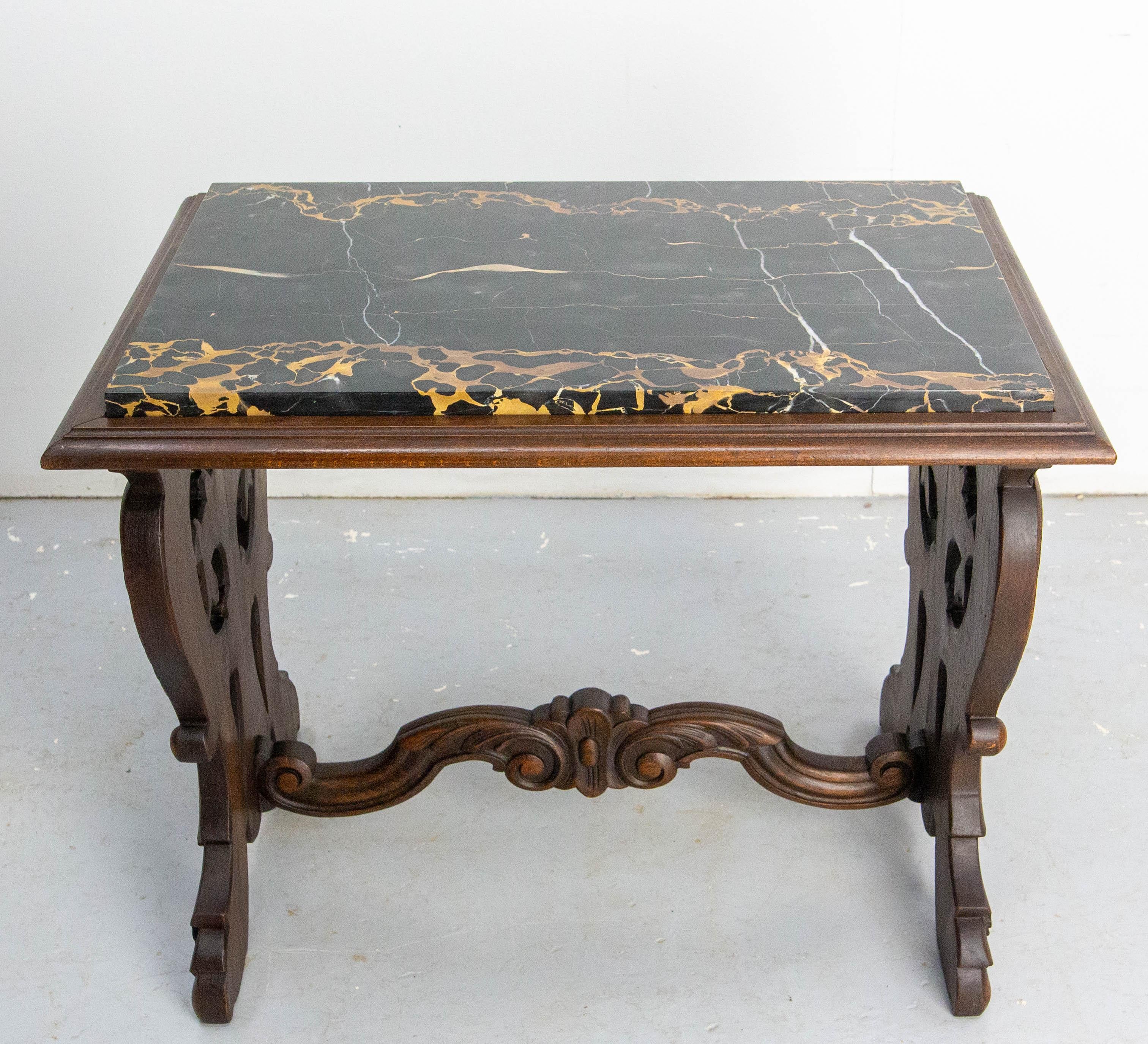 Français Table basse en chêne et plateau de marbre de style classique, vers 1920 en vente