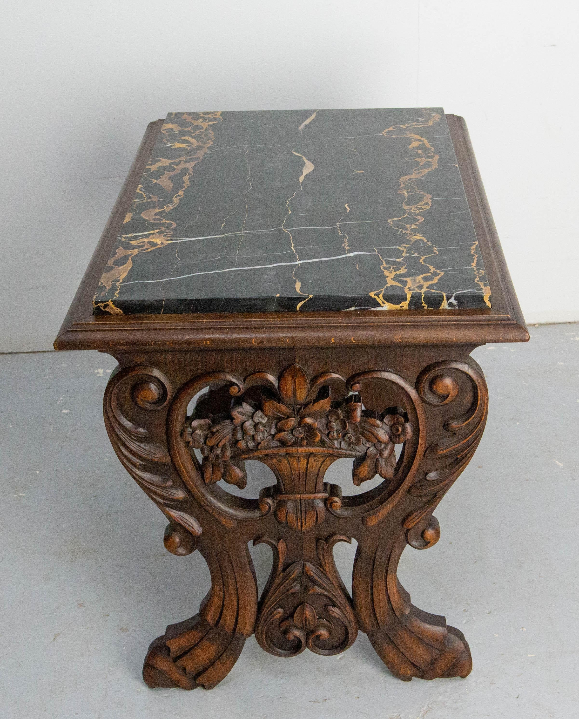 Table basse en chêne et plateau de marbre de style classique, vers 1920 Bon état - En vente à Labrit, Landes