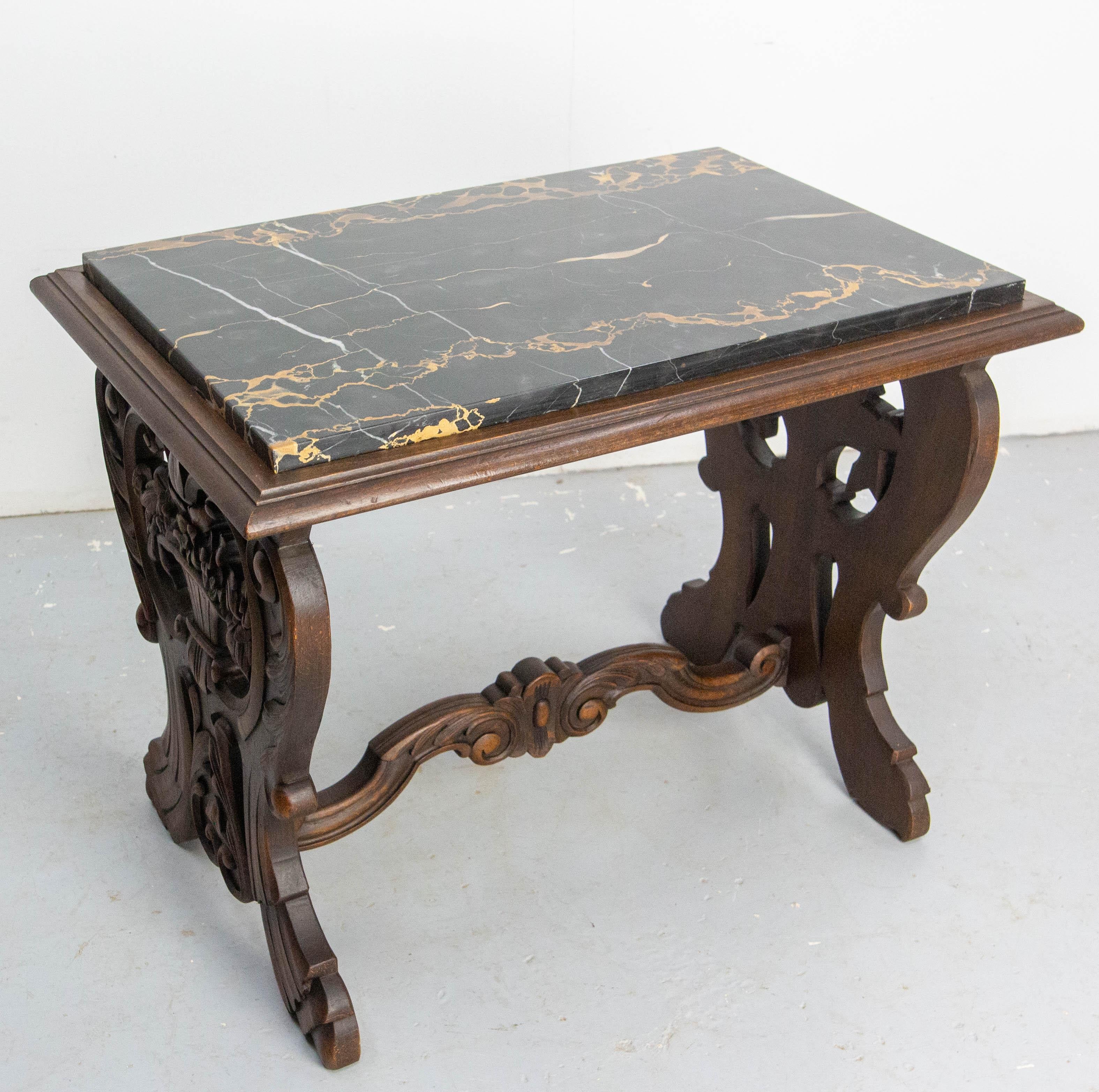 20ième siècle Table basse en chêne et plateau de marbre de style classique, vers 1920 en vente