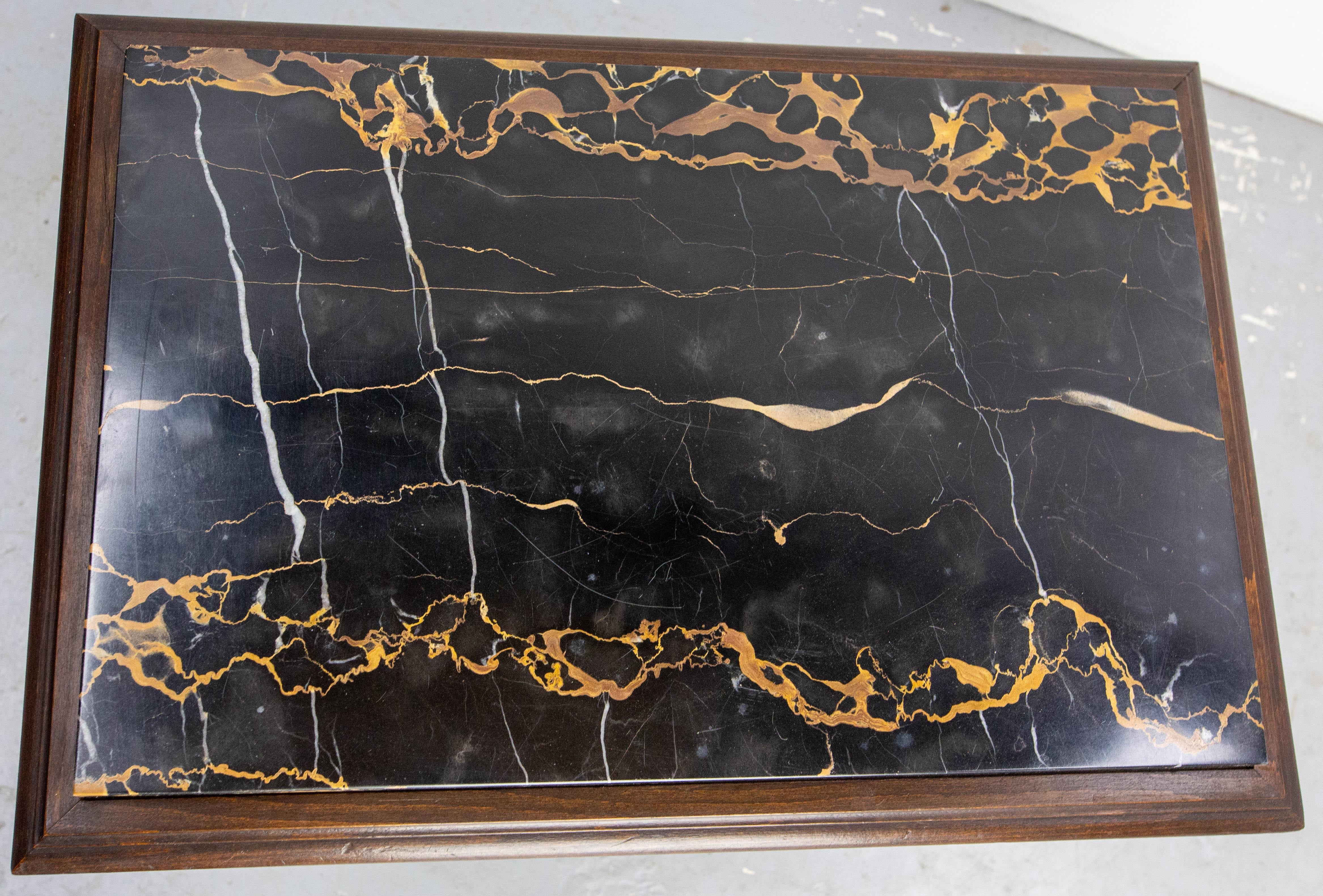 Table basse en chêne et plateau de marbre de style classique, vers 1920 en vente 1