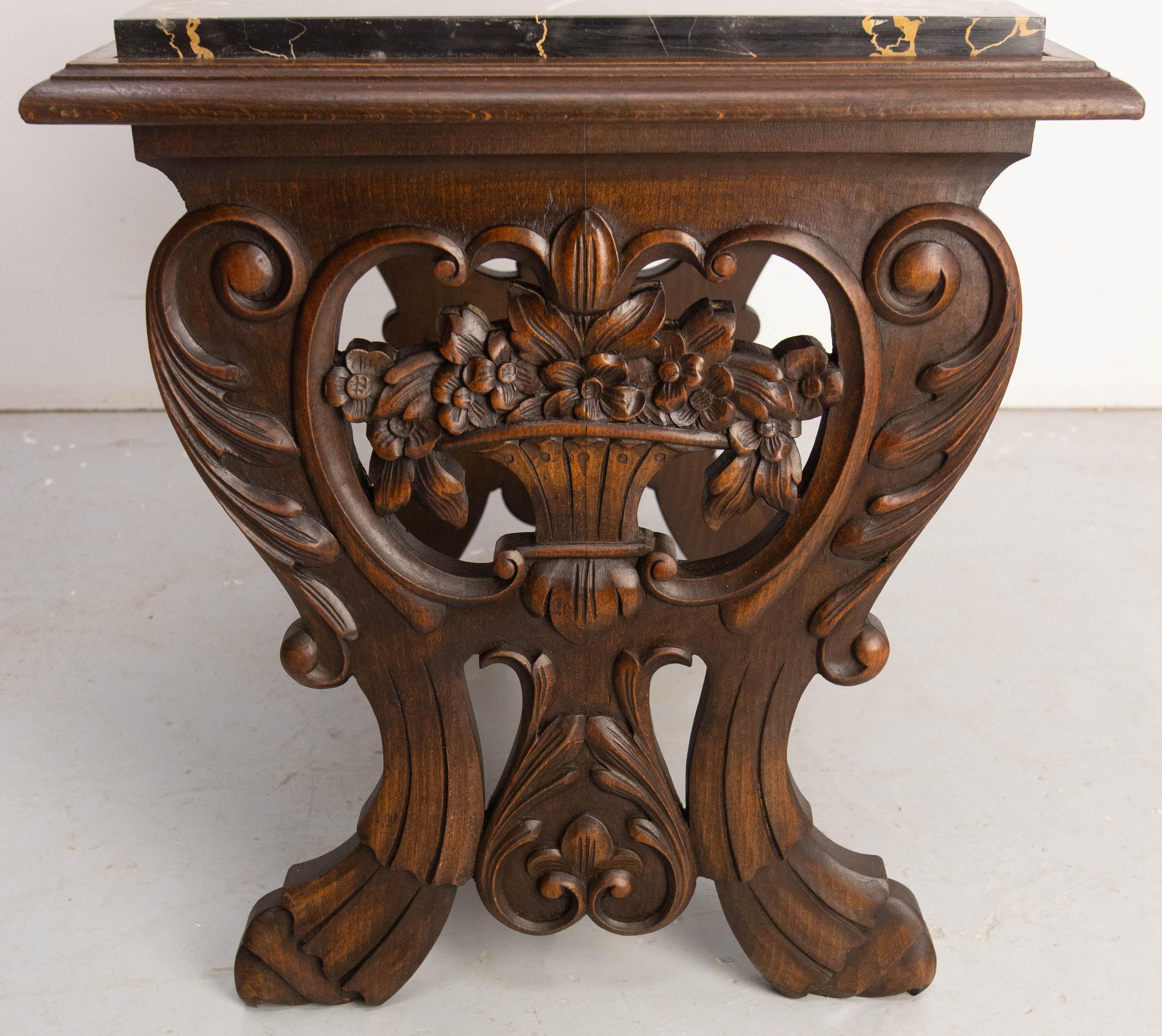 Table basse en chêne et plateau de marbre de style classique, vers 1920 en vente 2