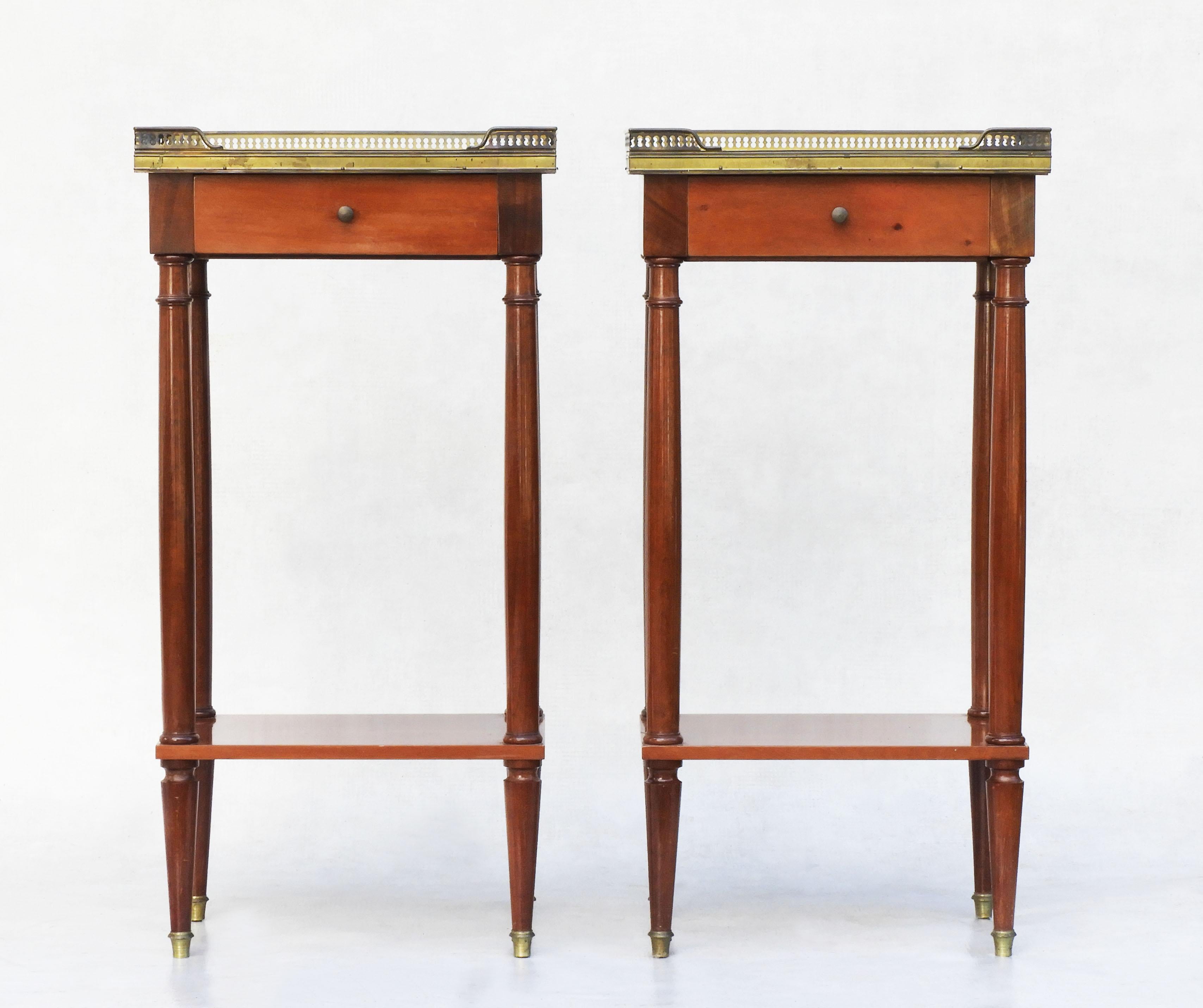 Pair of French Marble Top Brass Galleried Nightstands/Side Tables France C1960 In Good Condition For Sale In Trensacq, FR