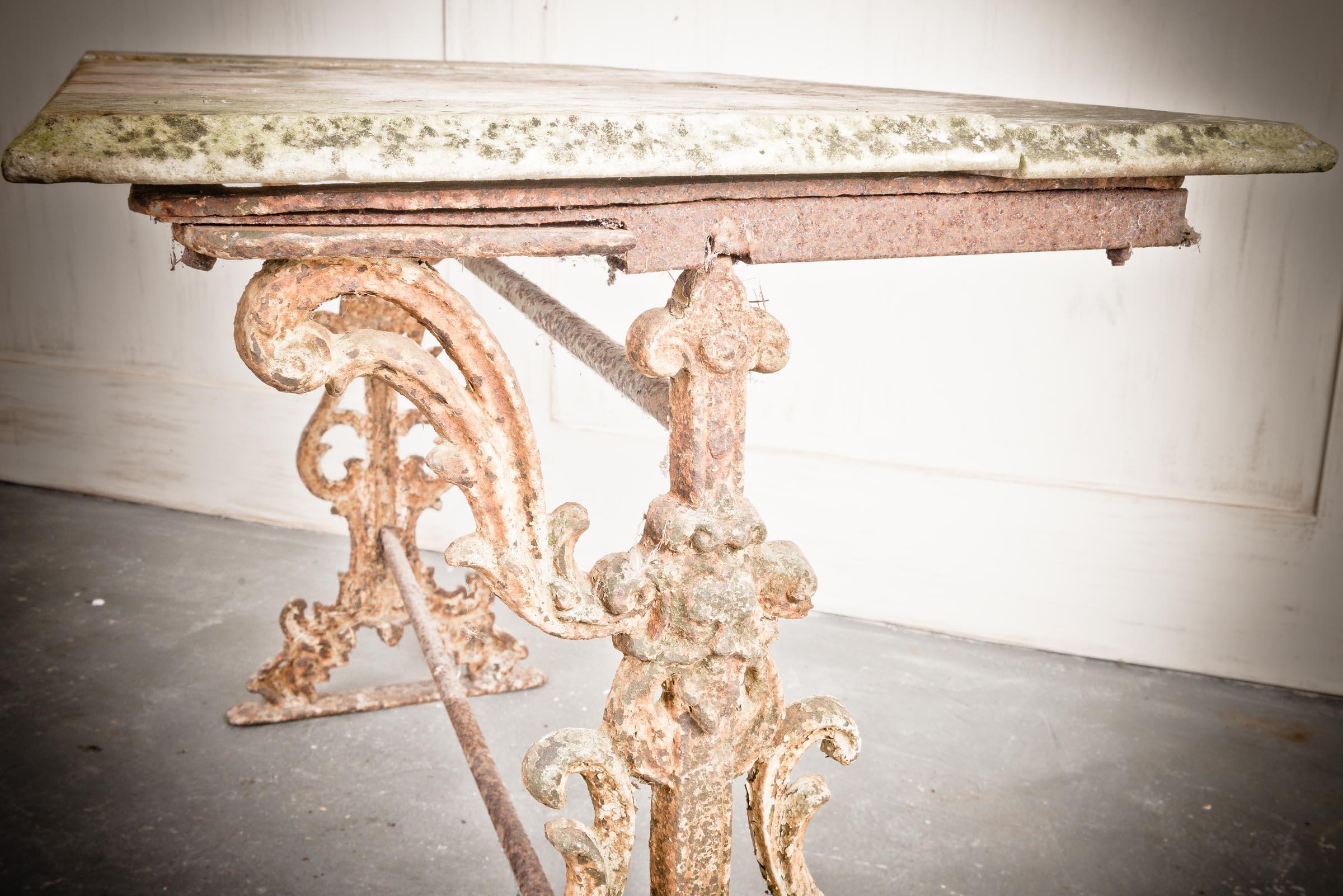 Table française en fonte patinée à plateau de marbre en vente 4