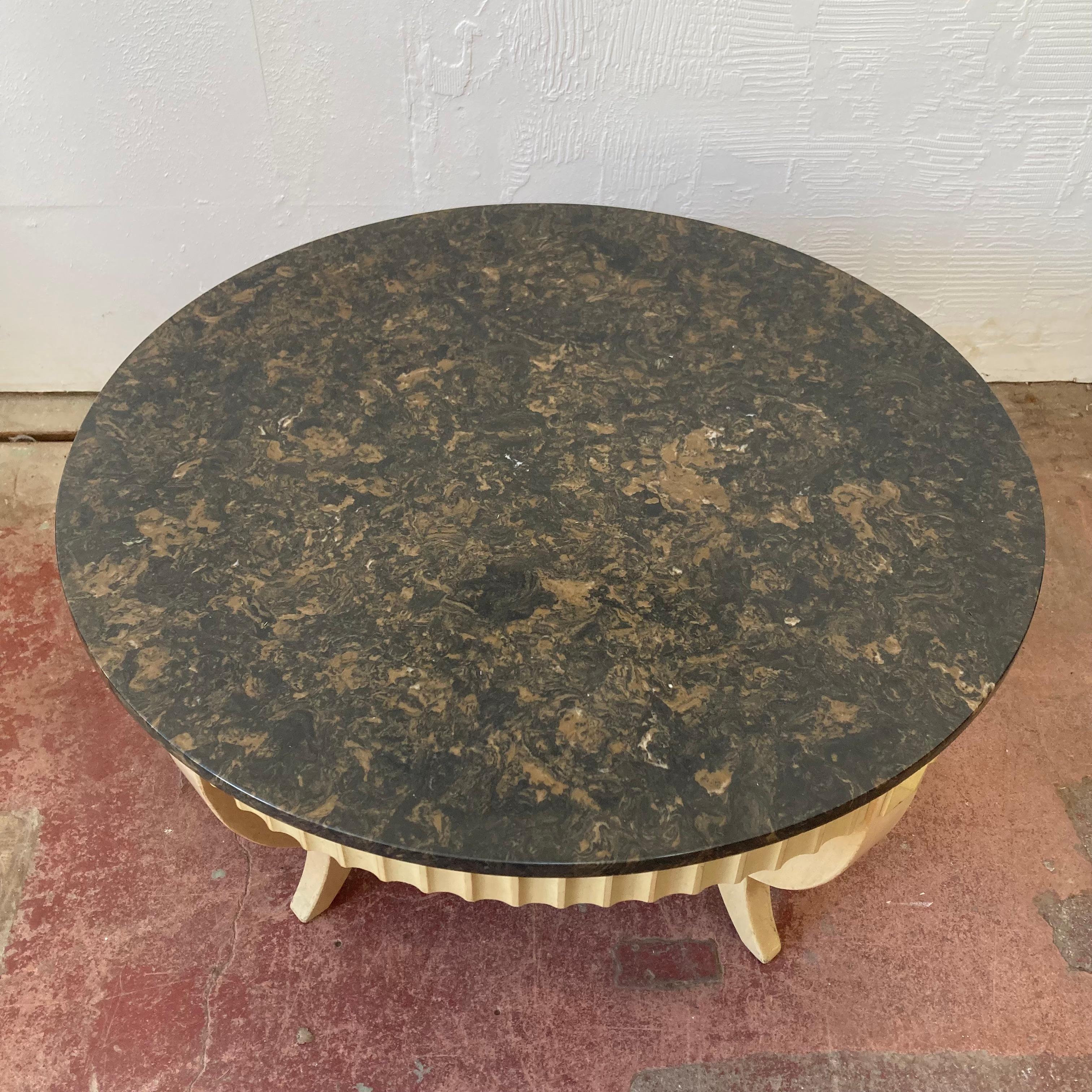 20ième siècle Table Cocktail Circulaire à plateau de marbre français en vente