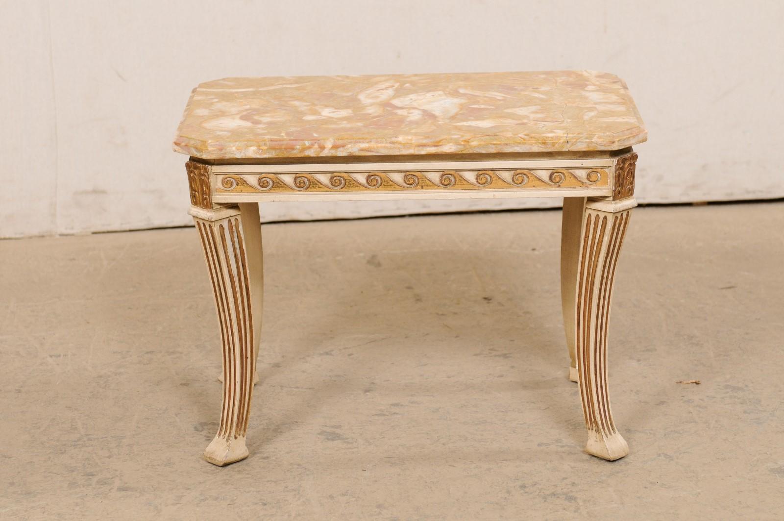 French Marble-Top Cocktail or Side Table W/Wave Carved Apron & Fluted Sabre Legs For Sale 3