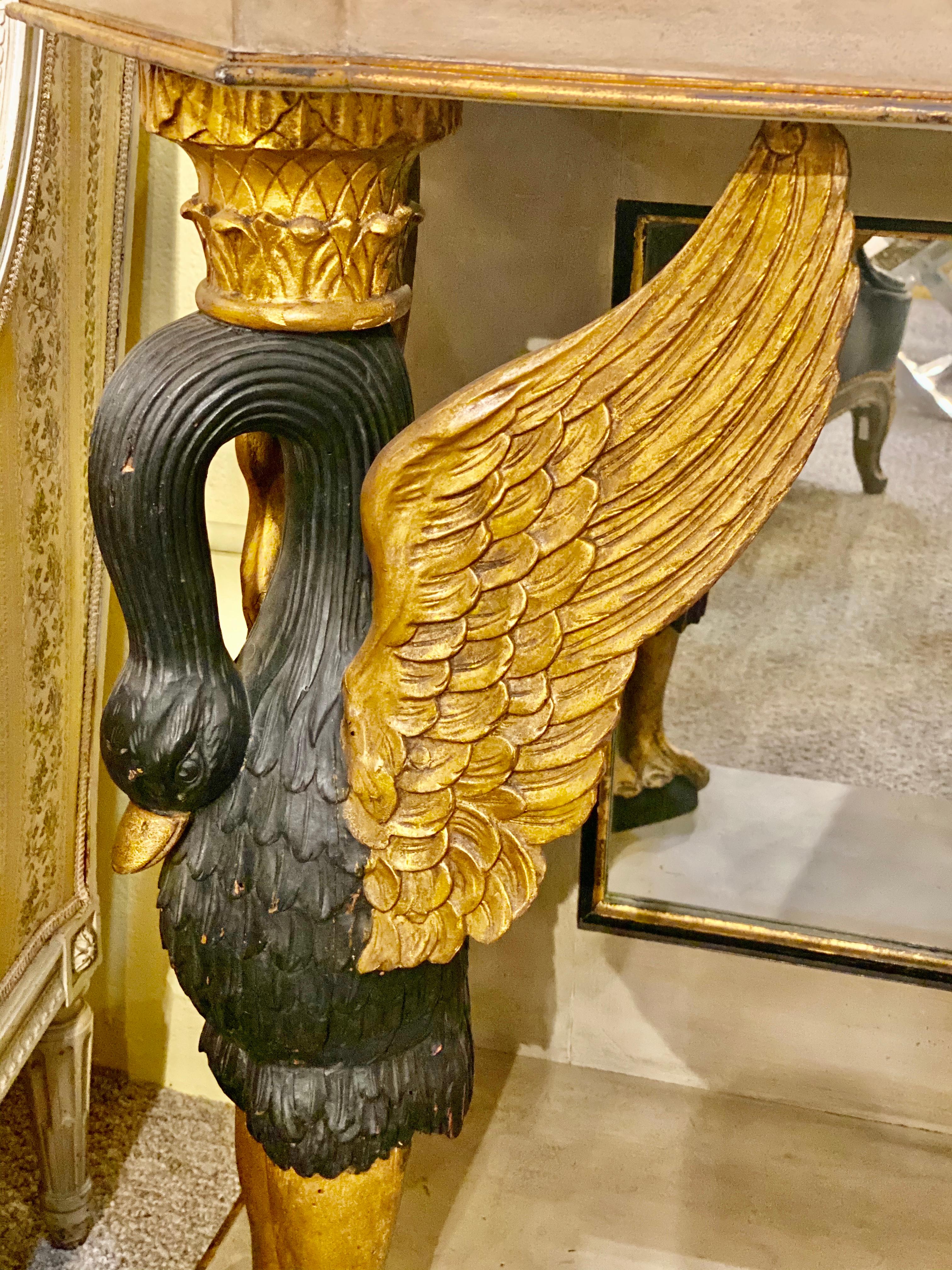 Français Table console à motif de Swan, bois doré, marbre, France, années 1940 en vente