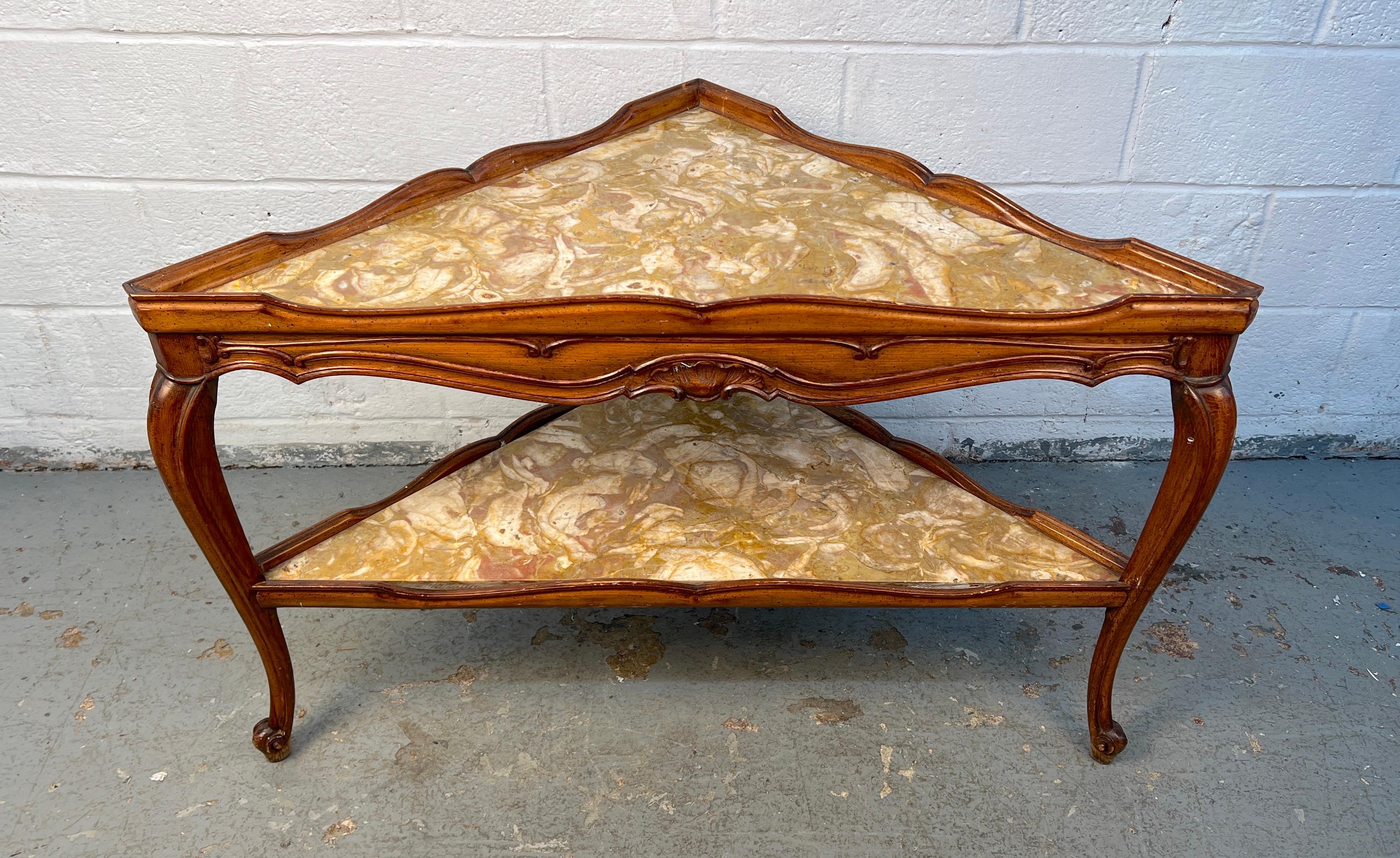 Elégante table d'angle française ancienne, dotée d'un plateau en marbre finement travaillé et d'une base en bois magnifiquement détaillée. Ses proportions gracieuses et son design intemporel en font un accent parfait pour les intérieurs