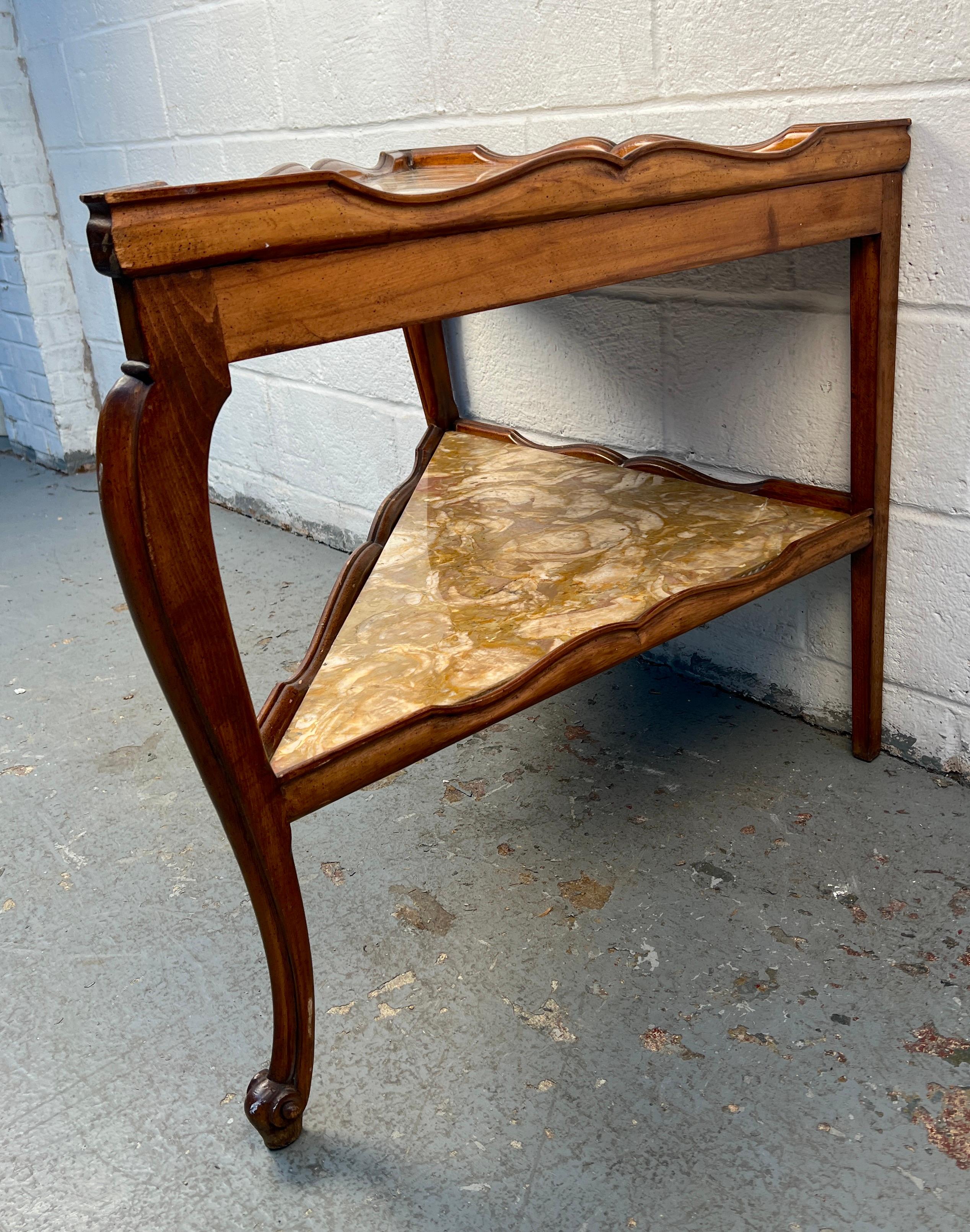 Table d'angle en marbre français Bon état - En vente à Brooklyn, NY