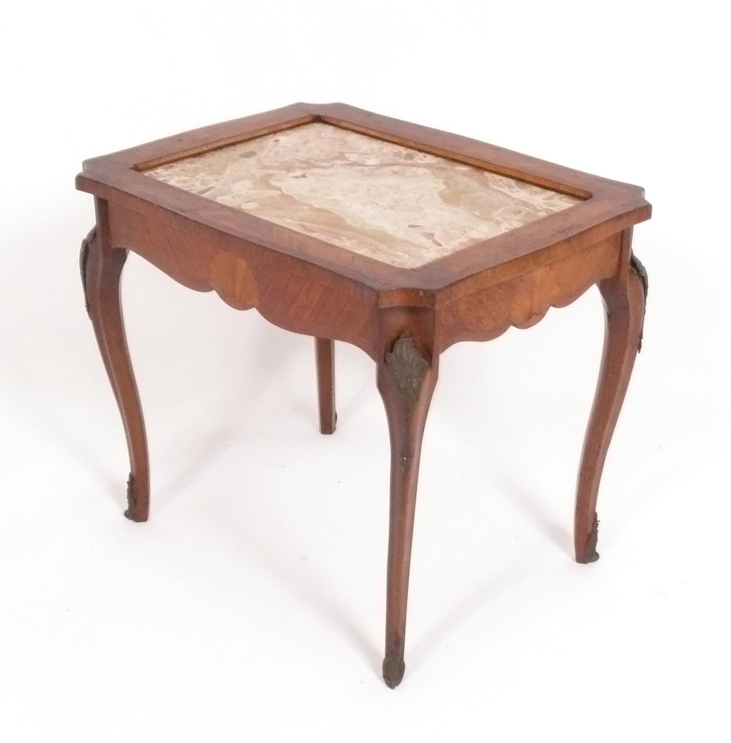 Französischer Marmortisch mit Bronzebeschlägen im Stil Louis XV (Louis XV.) im Angebot