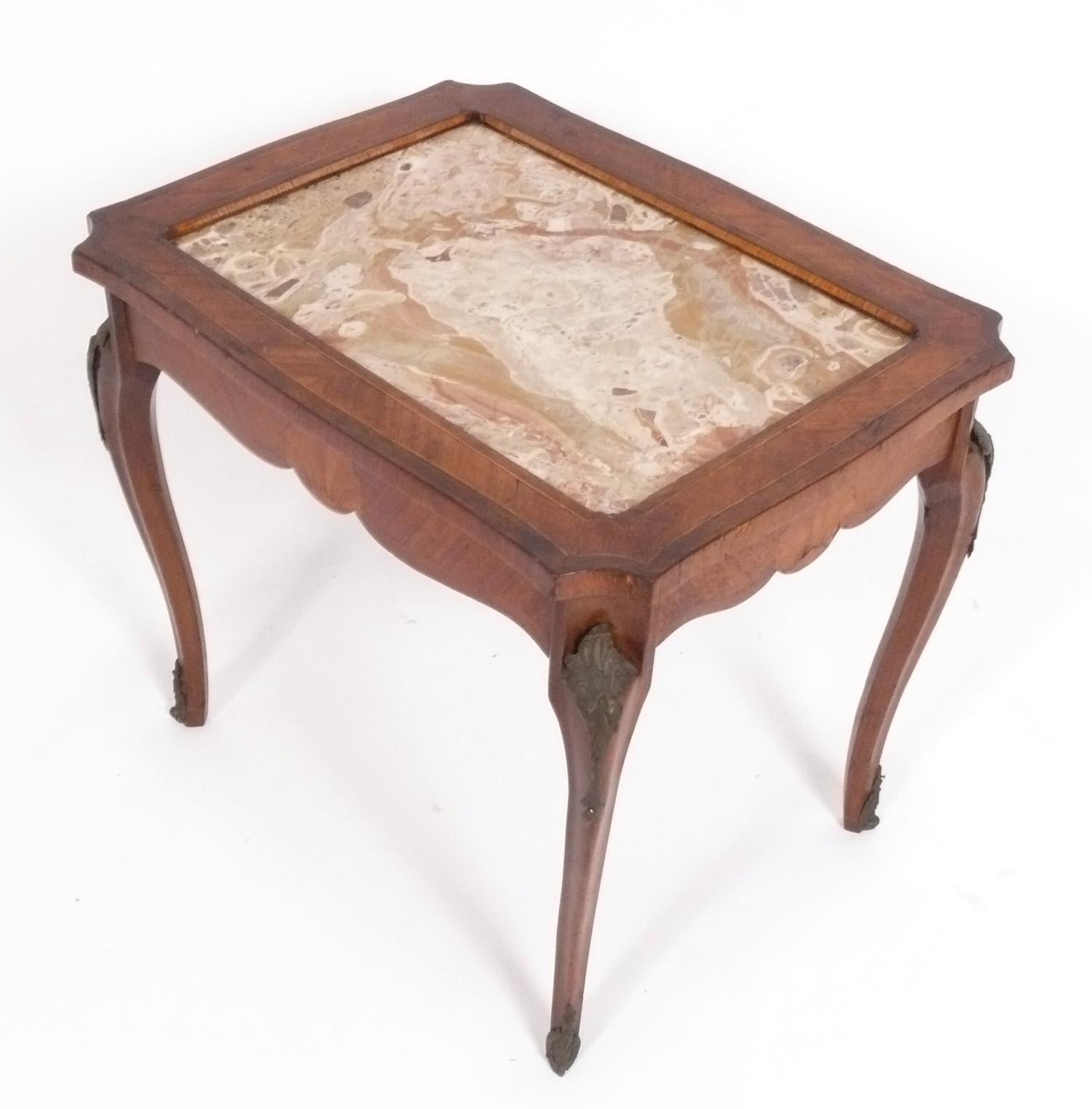 Französischer Marmortisch mit Bronzebeschlägen im Stil Louis XV im Zustand „Gut“ im Angebot in Atlanta, GA