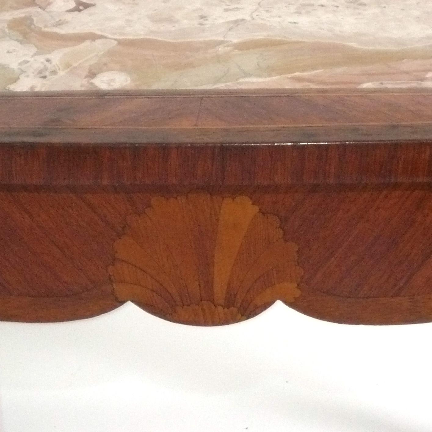 Französischer Marmortisch mit Bronzebeschlägen im Stil Louis XV (Mitte des 20. Jahrhunderts) im Angebot