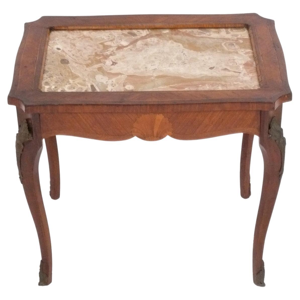 Table d'appoint à plateau de marbre et montures en bronze de style Louis XV