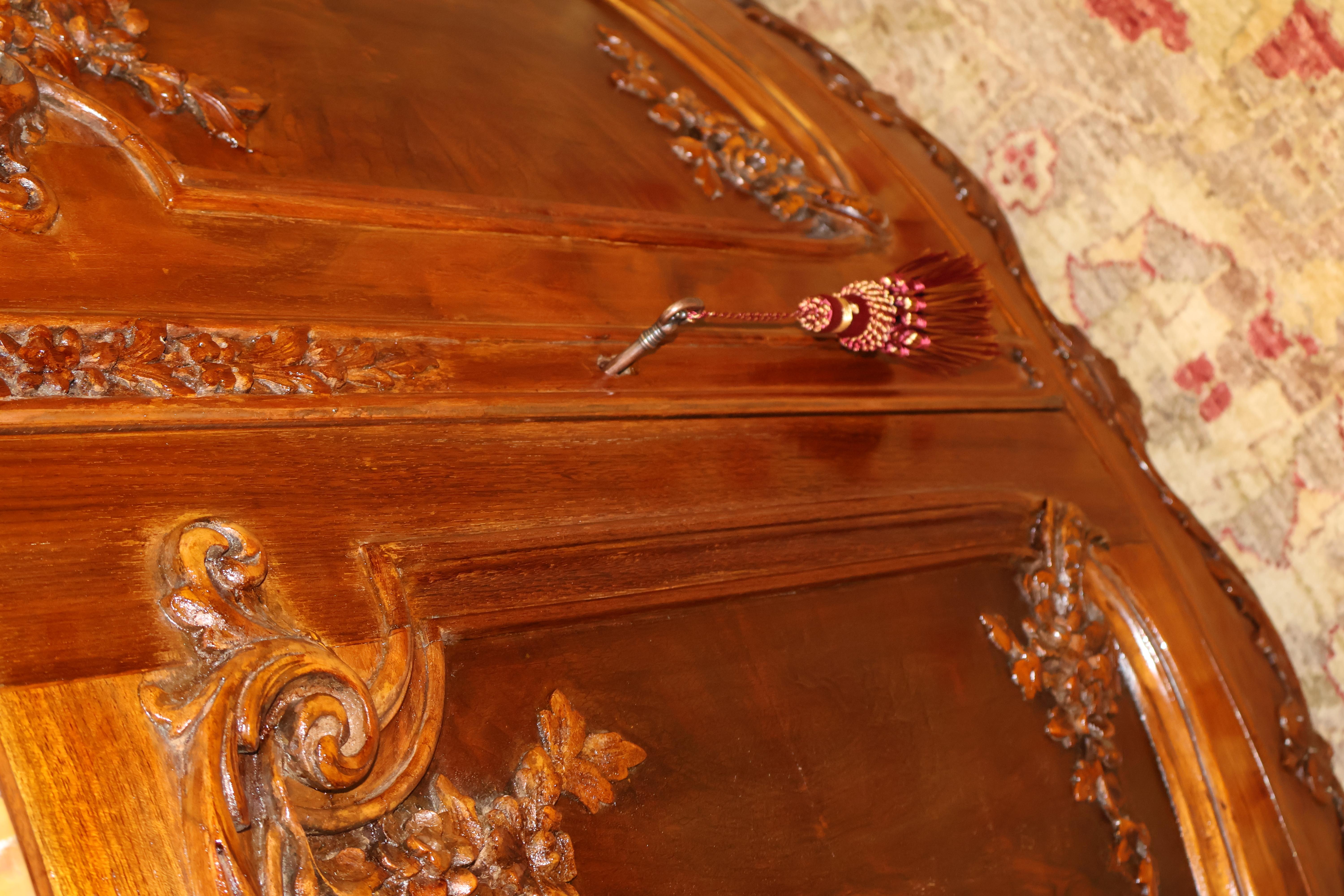 Französisch Marmorplatte Louis XV Stil geschnitzt Circassian Nussbaum Buffet Chest Kommode im Angebot 7
