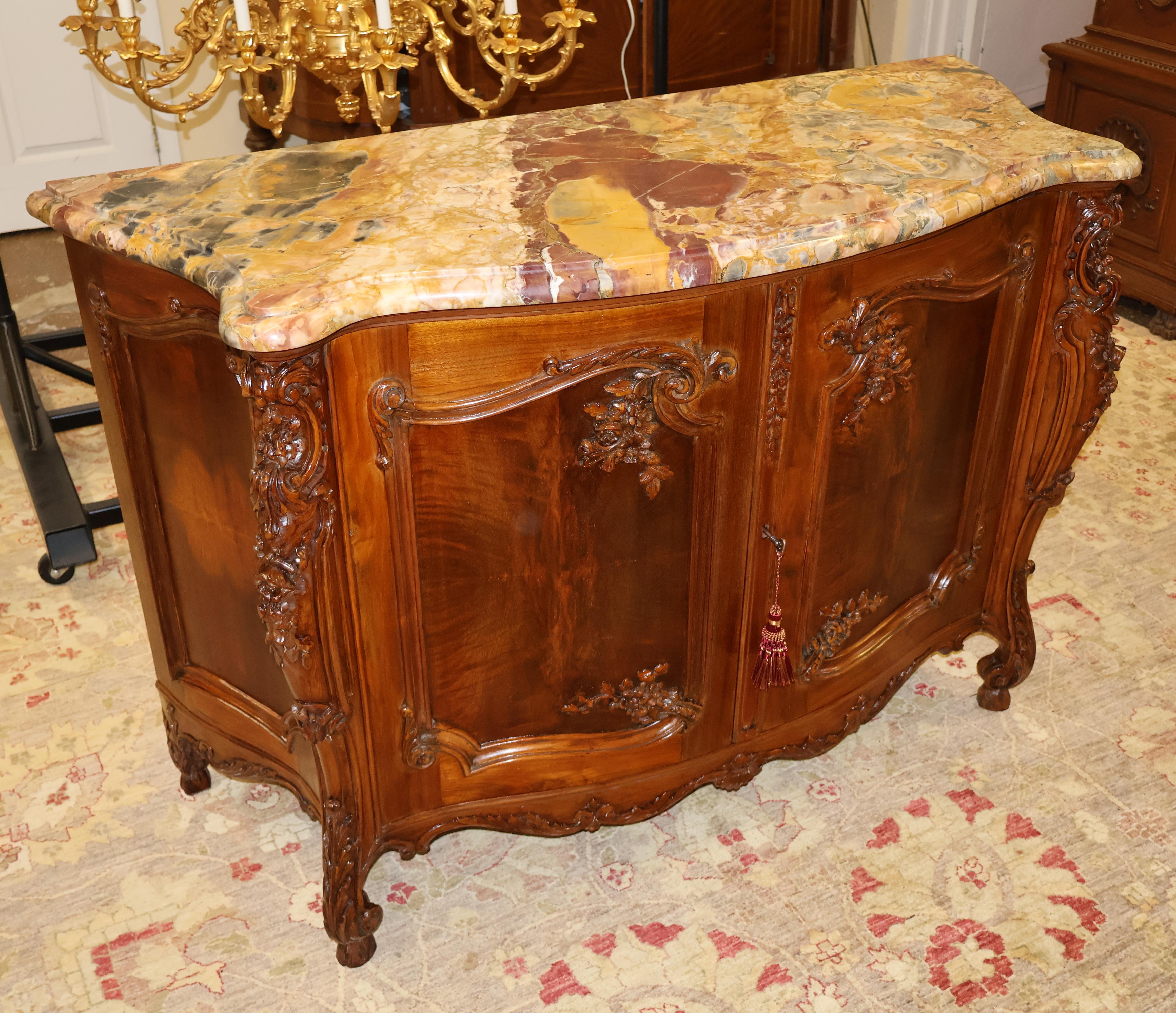 Französisch Marmorplatte Louis XV Stil geschnitzt Circassian Nussbaum Buffet Chest Kommode im Zustand „Gut“ im Angebot in Long Branch, NJ