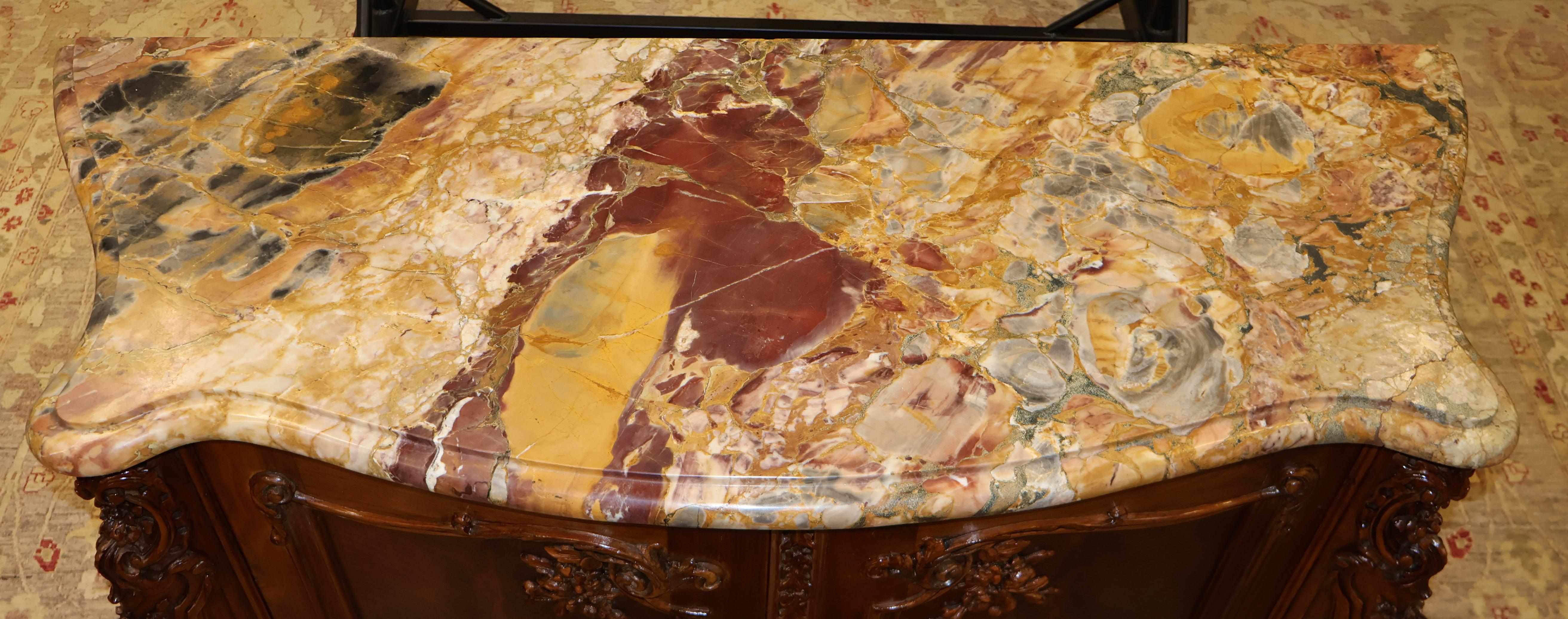 Französisch Marmorplatte Louis XV Stil geschnitzt Circassian Nussbaum Buffet Chest Kommode im Angebot 3