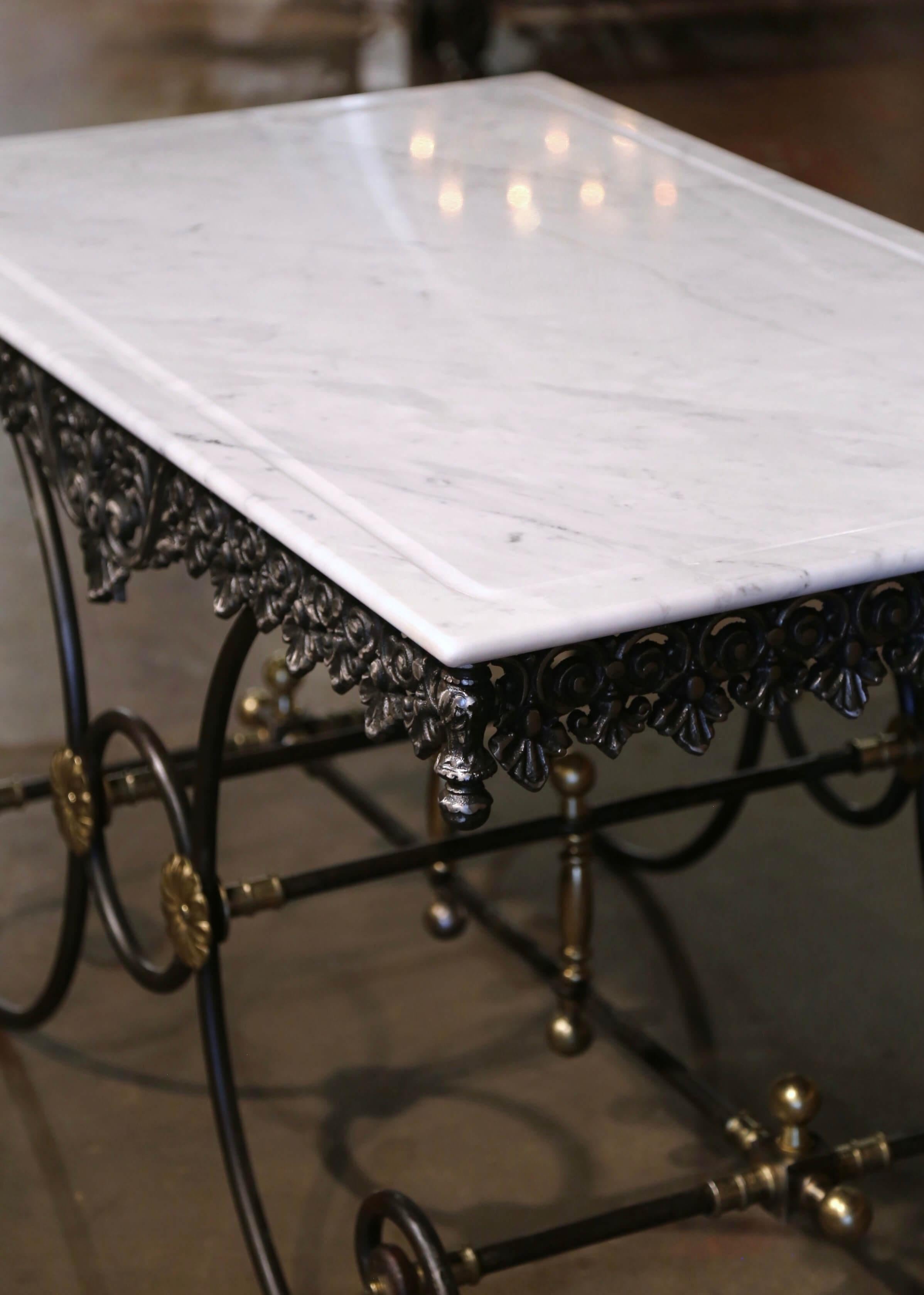 Table de Boucher en fer poli et bronze avec dessus en marbre. en vente 3