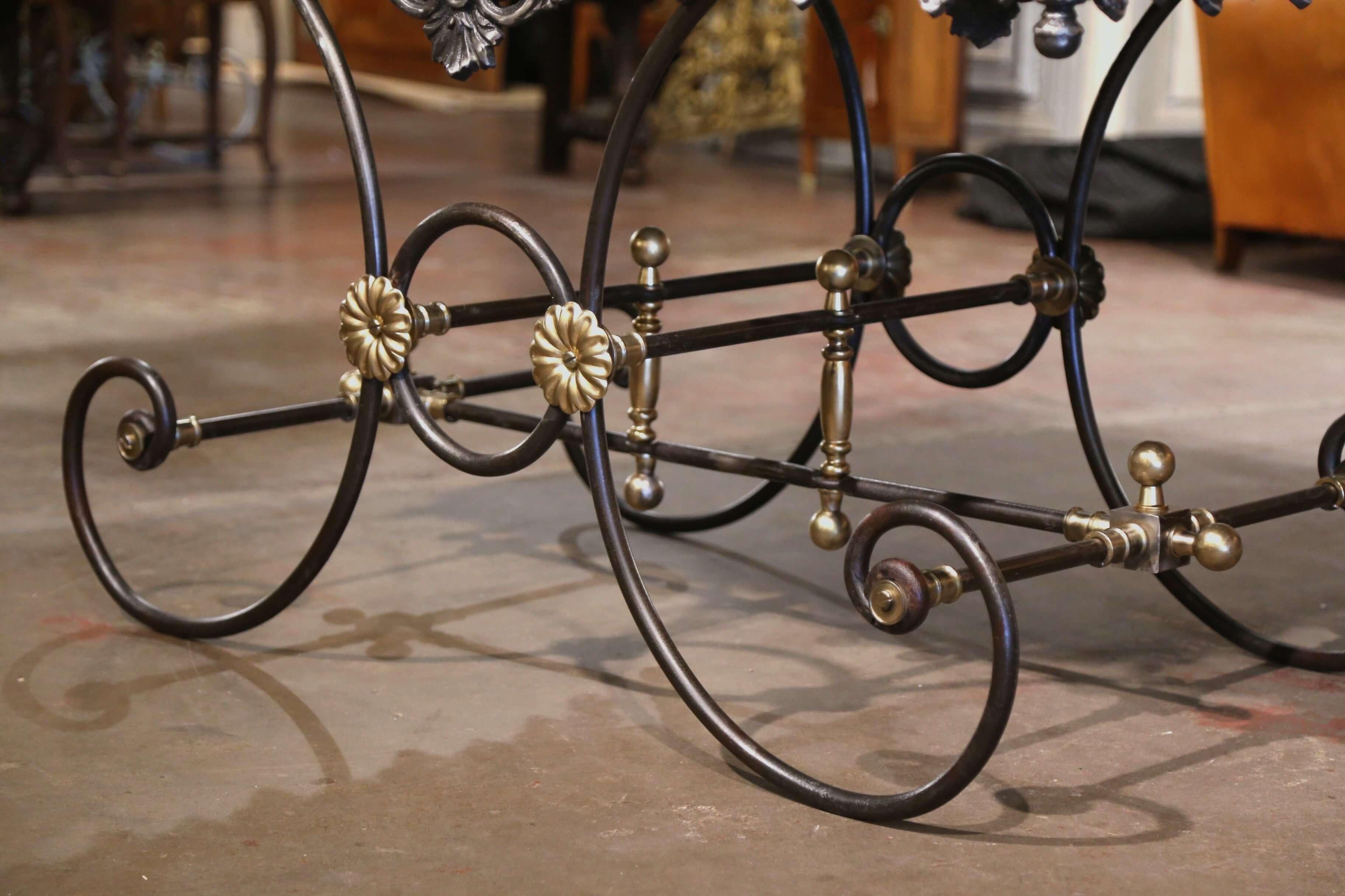 Table de Boucher en fer poli et bronze avec dessus en marbre. en vente 4