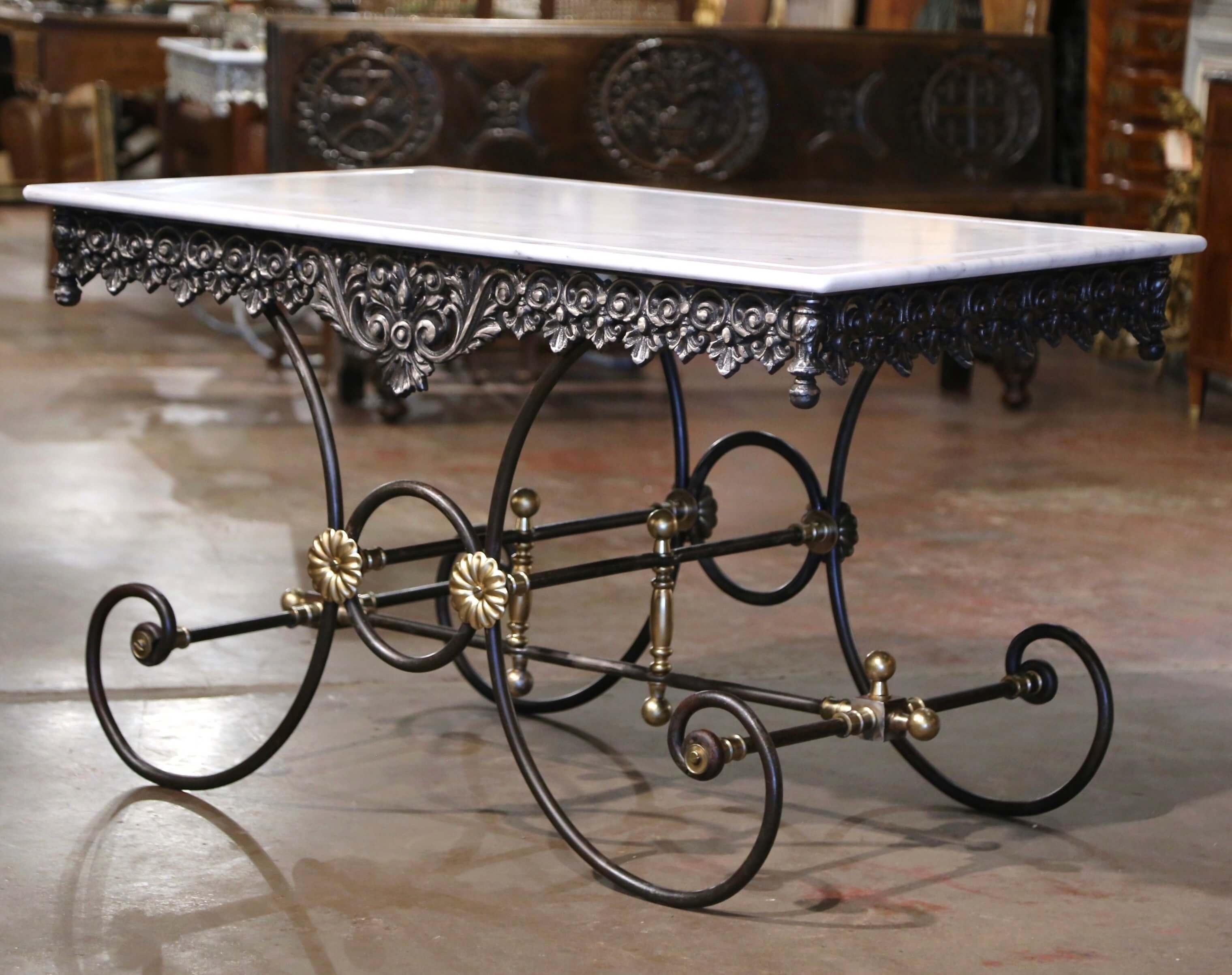 Table de Boucher en fer poli et bronze avec dessus en marbre. en vente 5