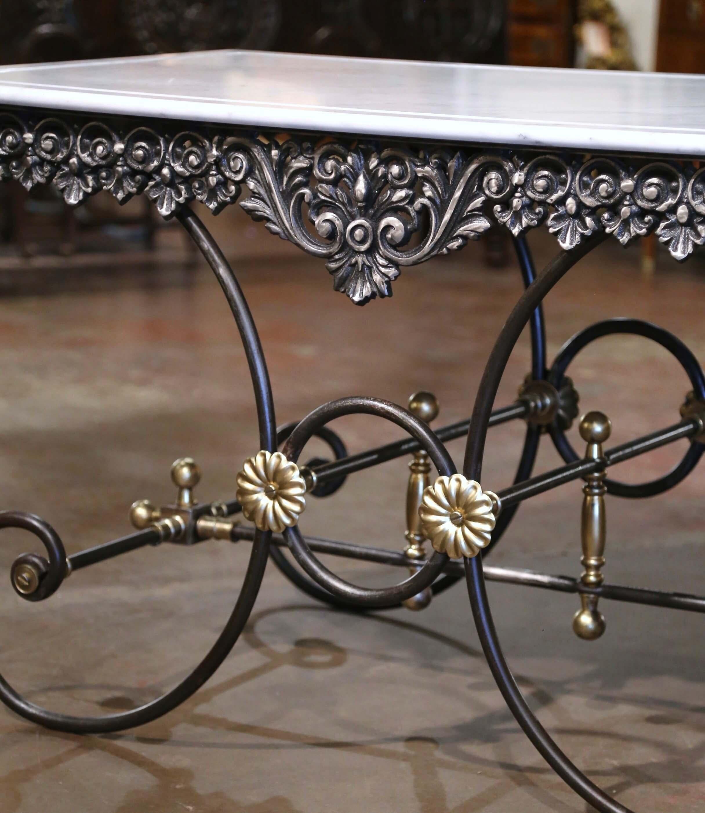 Cette grande table à pâtisserie (ou table de boucher), ajouterait la surface idéale à n'importe quelle cuisine. Fabriquée en France, la table repose sur quatre pieds à volutes surmontés d'un châssis complexe et de rosettes et de fleurons décoratifs