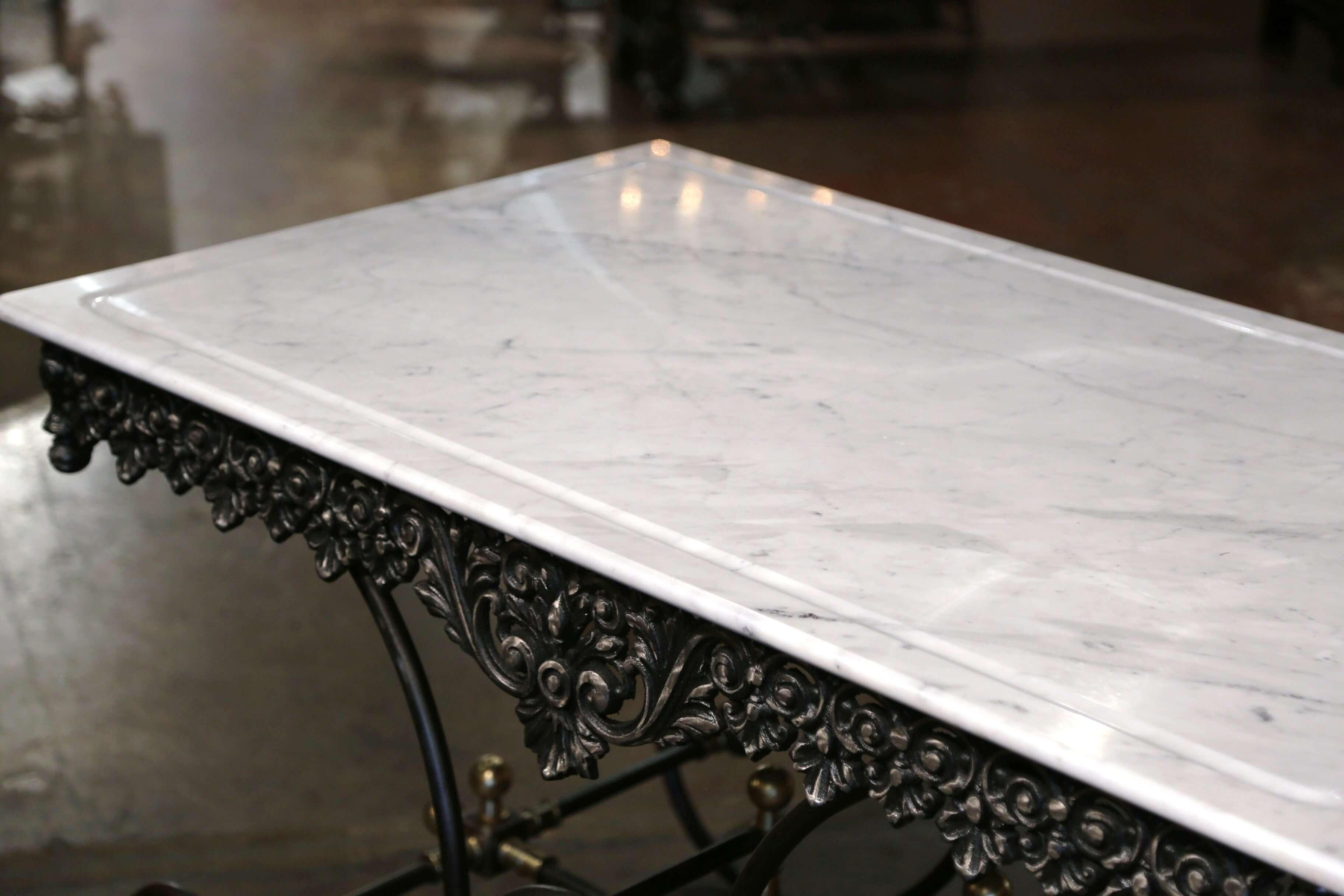 Français Table de Boucher en fer poli et bronze avec dessus en marbre. en vente