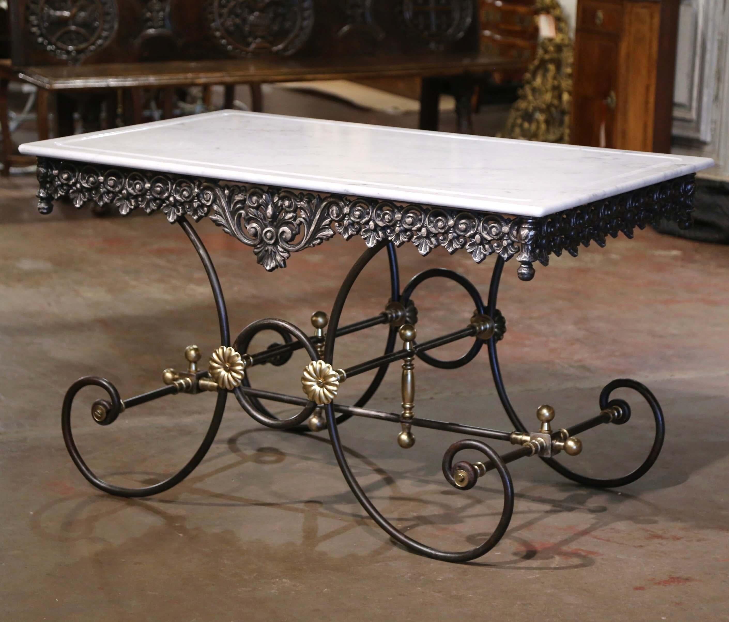 Fait main Table de Boucher en fer poli et bronze avec dessus en marbre. en vente