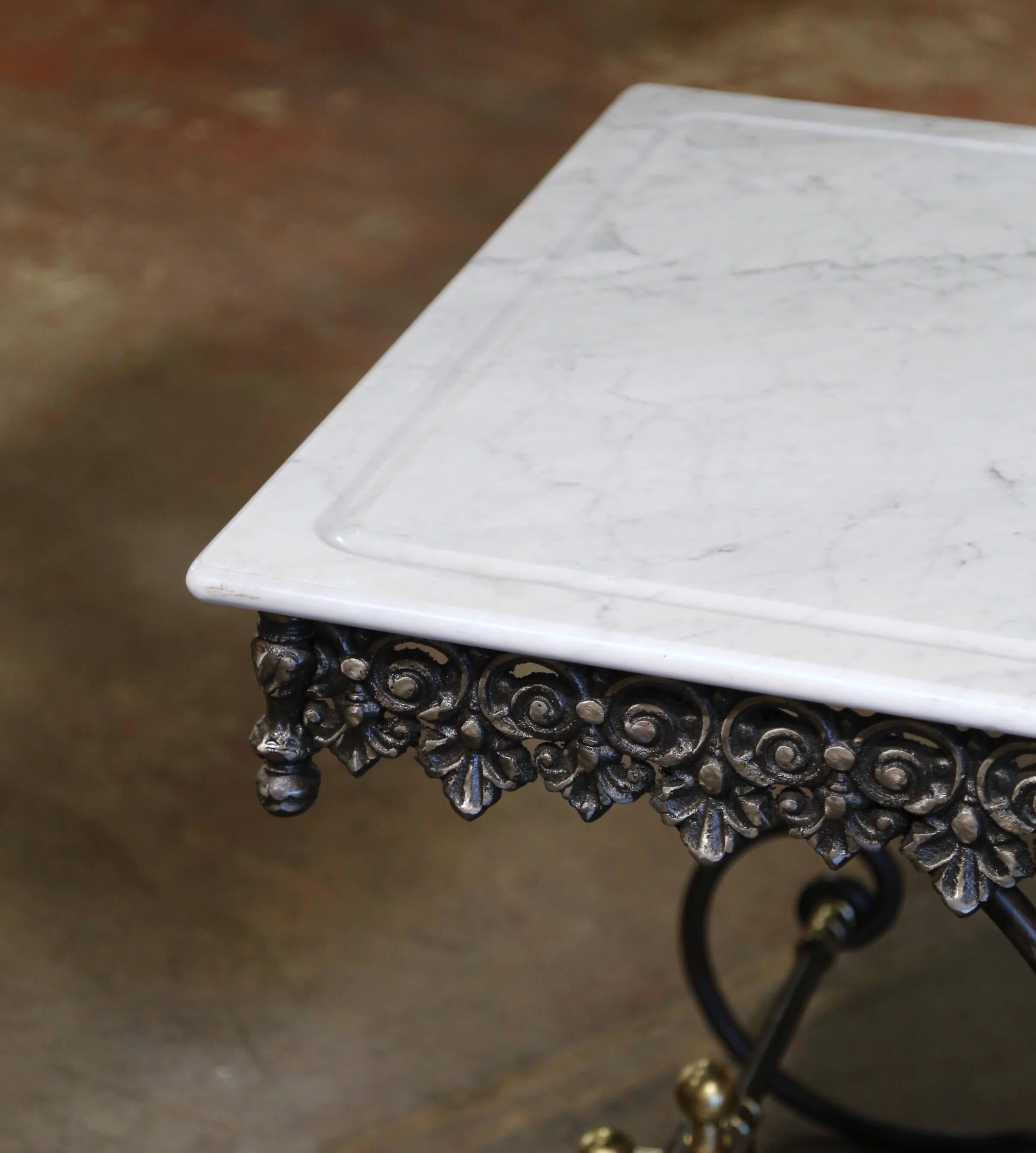 Table de Boucher en fer poli et bronze avec dessus en marbre. Excellent état - En vente à Dallas, TX
