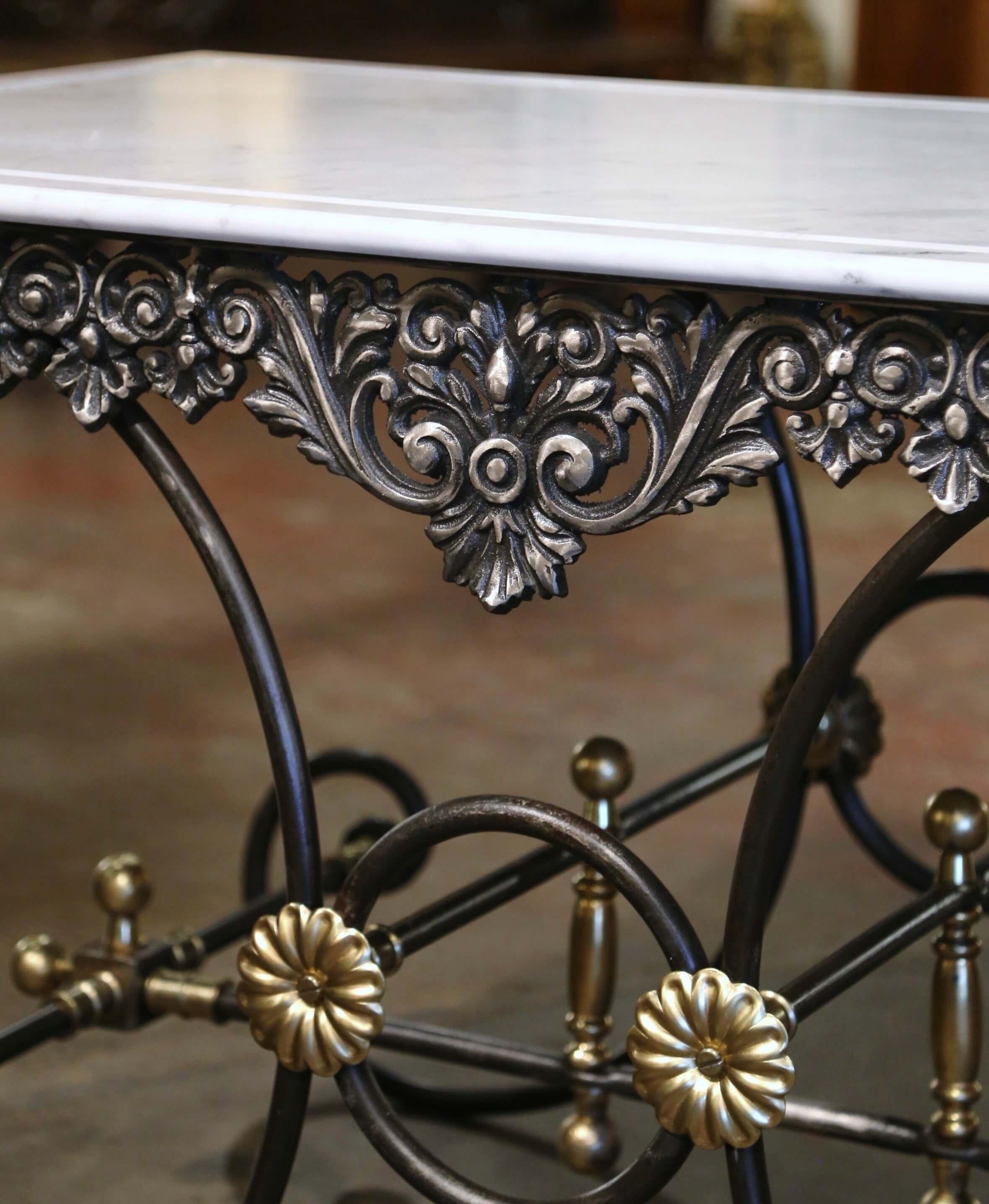 XXIe siècle et contemporain Table de Boucher en fer poli et bronze avec dessus en marbre. en vente