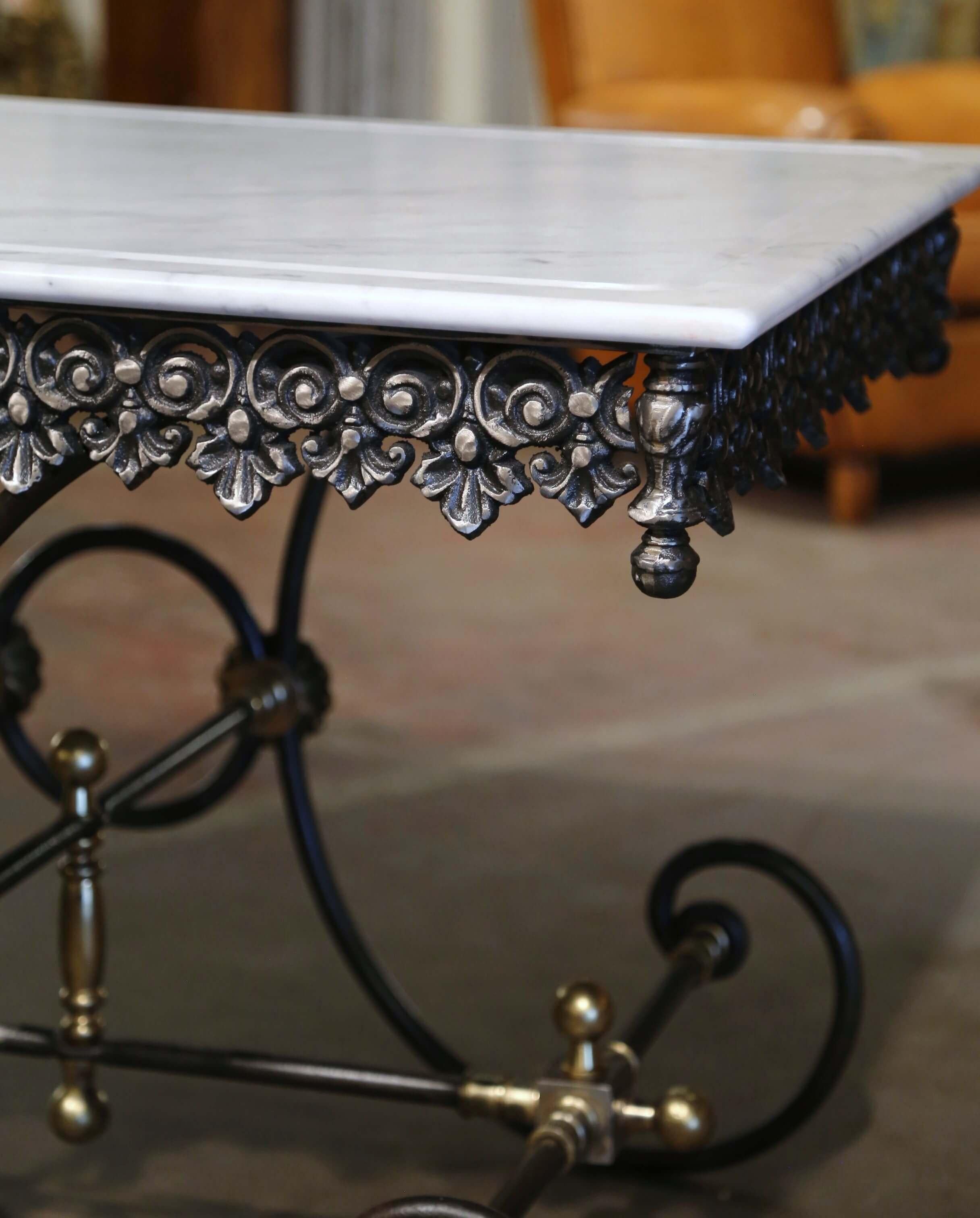 Fer Table de Boucher en fer poli et bronze avec dessus en marbre. en vente