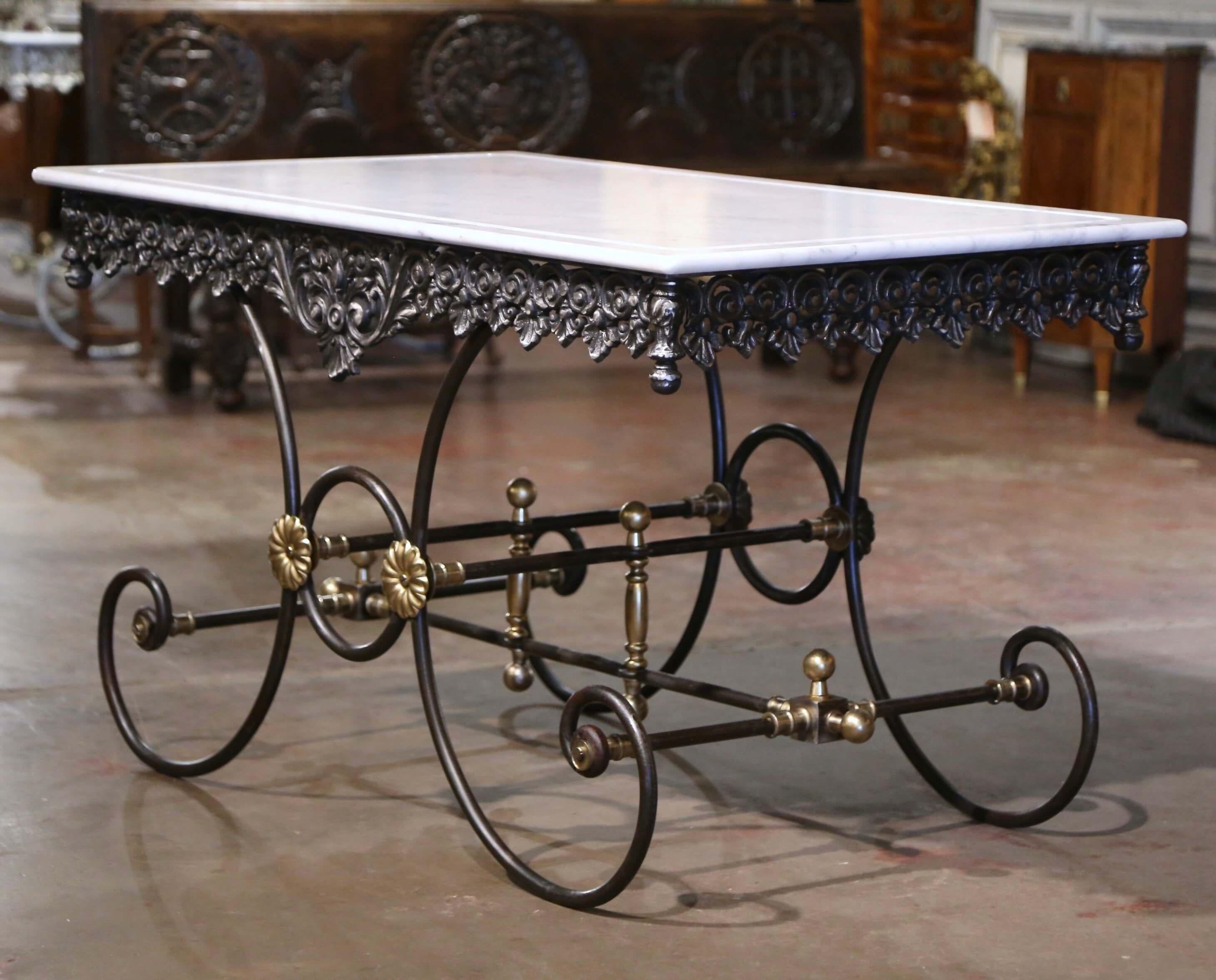 Table de Boucher en fer poli et bronze avec dessus en marbre. en vente 2