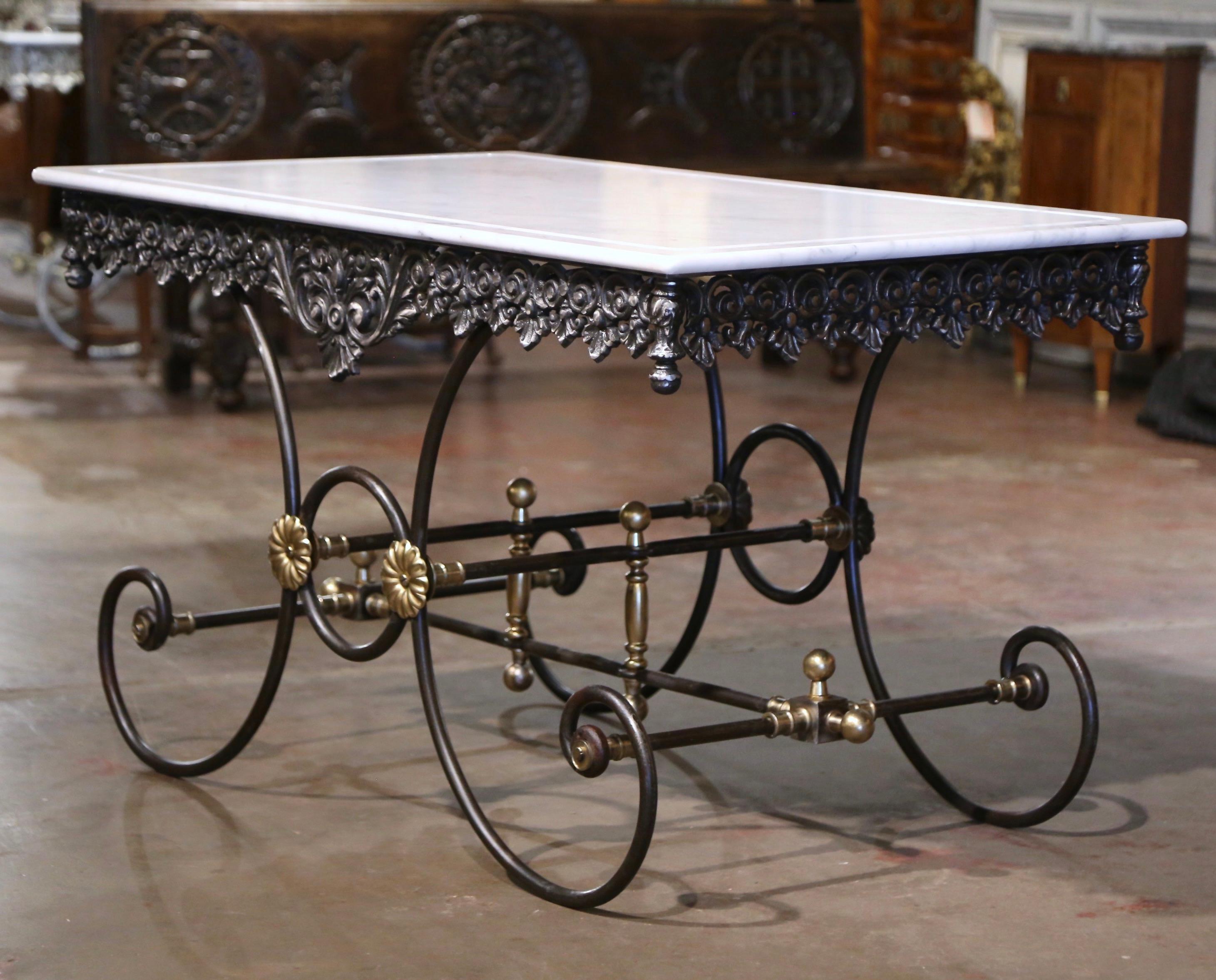 Table à pâtisserie « Table de Boucher » en fer poli avec plateau en marbre français  en vente 2