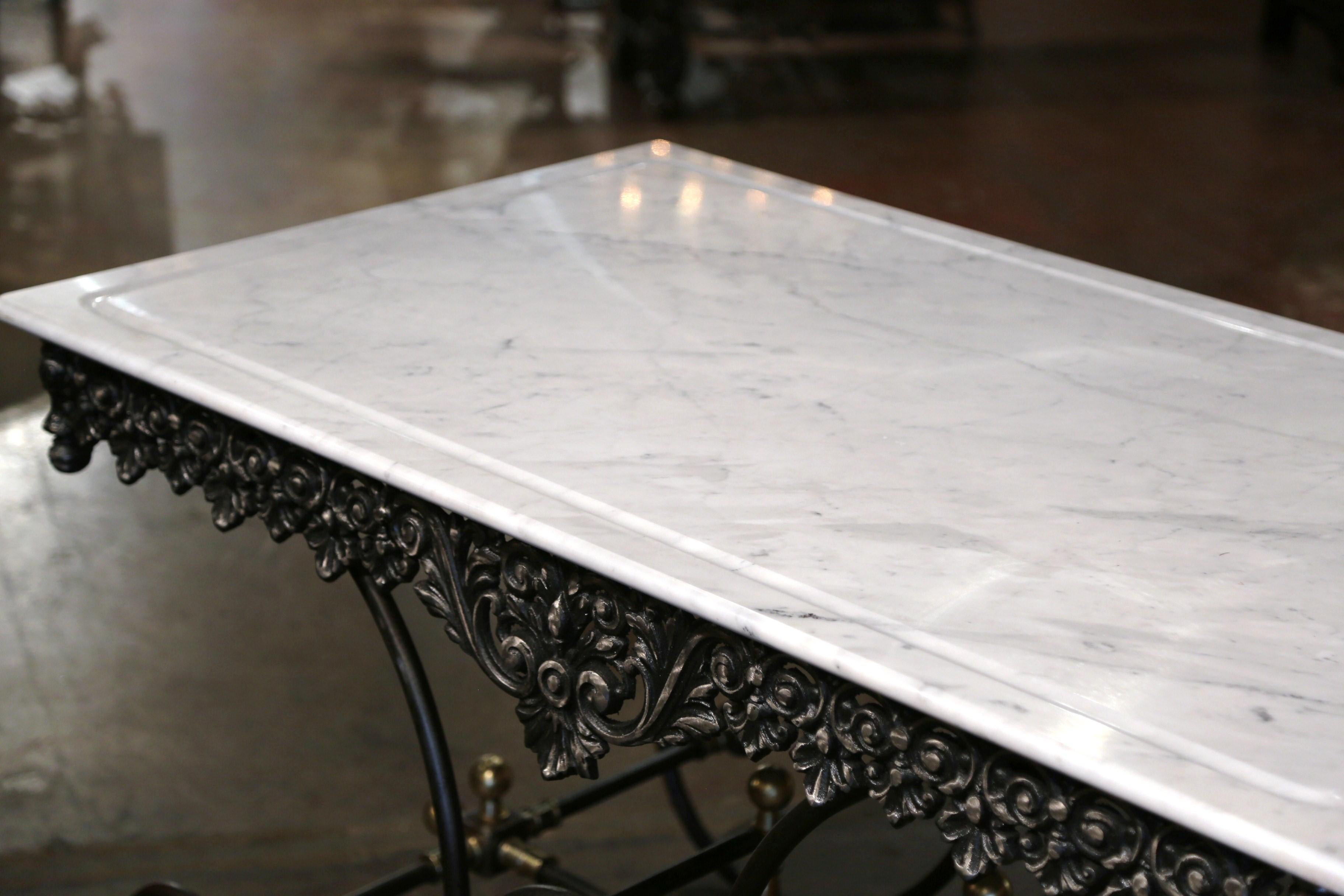 Français Table à pâtisserie « Table de Boucher » en fer poli avec plateau en marbre français  en vente