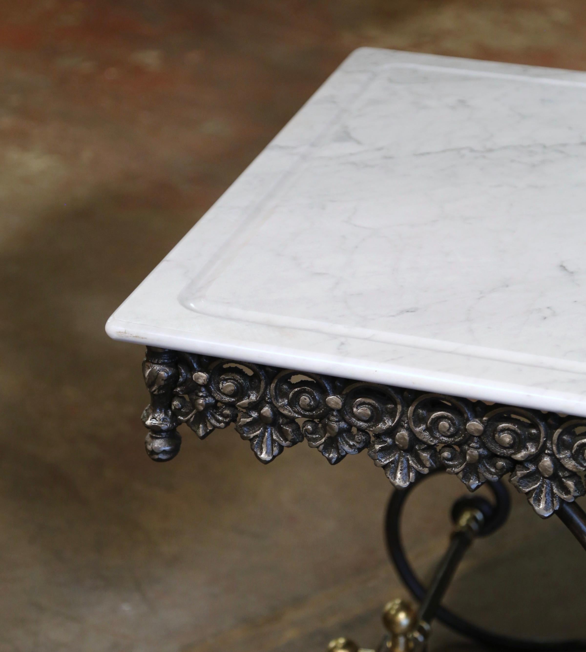 Table à pâtisserie « Table de Boucher » en fer poli avec plateau en marbre français  Excellent état - En vente à Dallas, TX