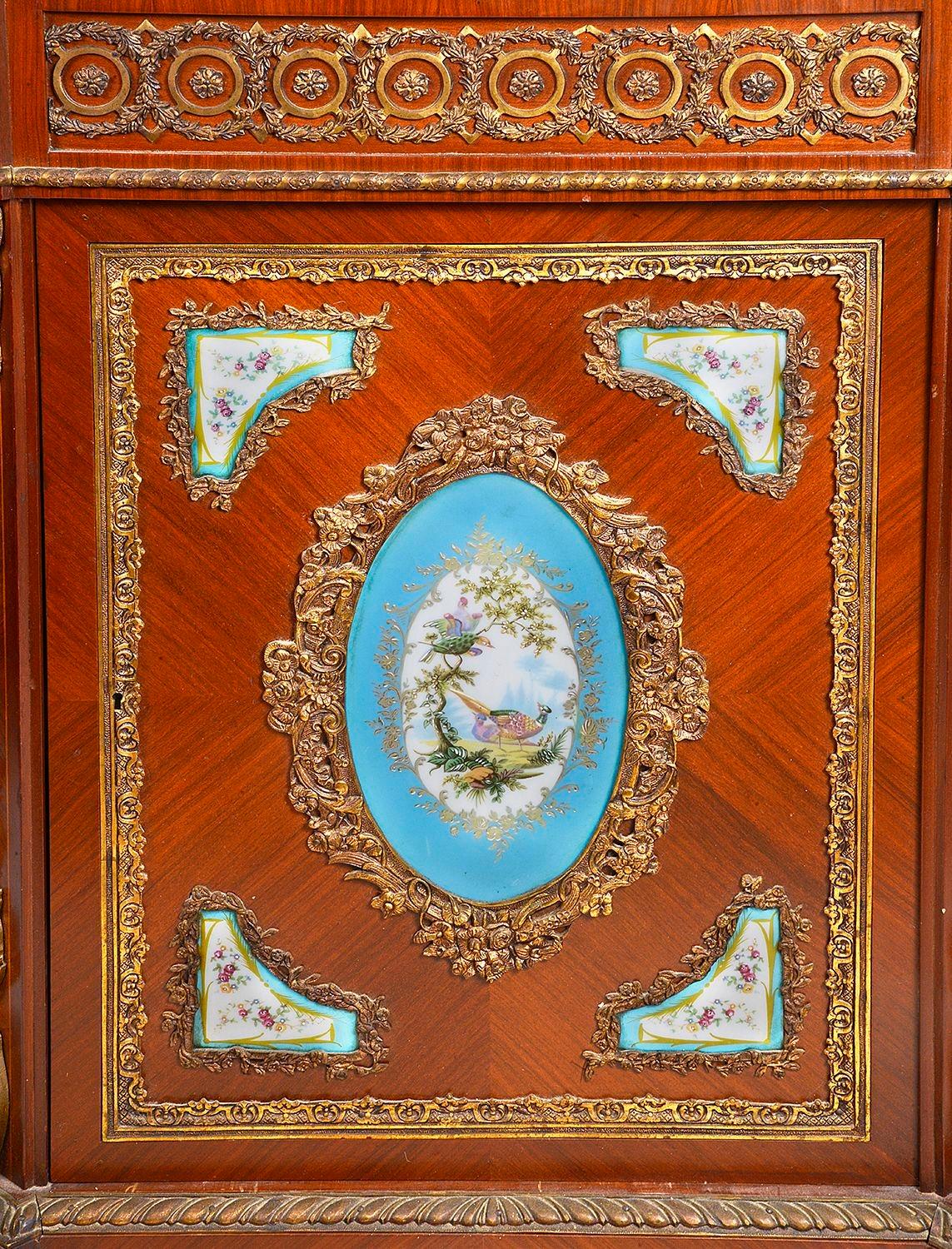 Dorato Credenza francese con piano in marmo, montata a Sèvres, circa 1880 in vendita