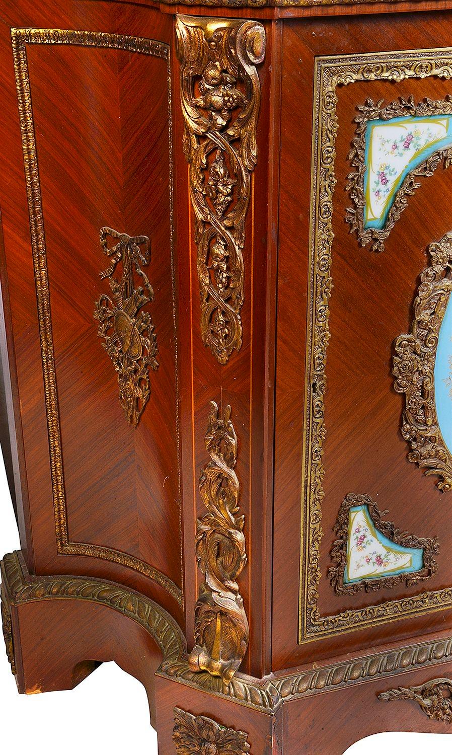 XIX secolo Credenza francese con piano in marmo, montata a Sèvres, circa 1880 in vendita