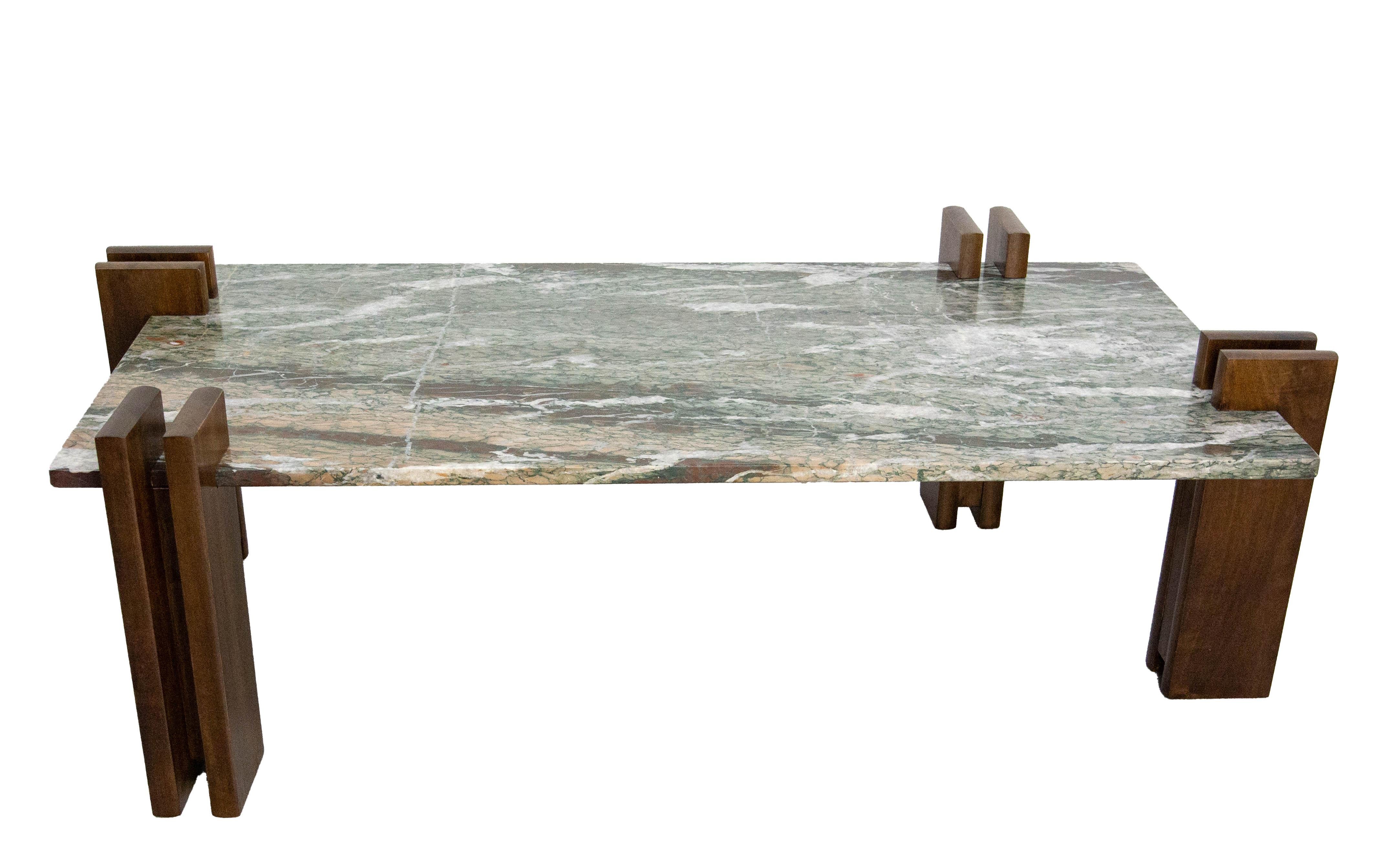 Piano in marmo francese e  tavolino in noce in stile Celina Decoracões.
Realizzato nel periodo della metà del XX secolo.
Marmo multicolore, con riflessi verdi e rosa
Altezza del tavolo: 35 cm (13,78 pollici)
Personalizzabile in base ai tuoi