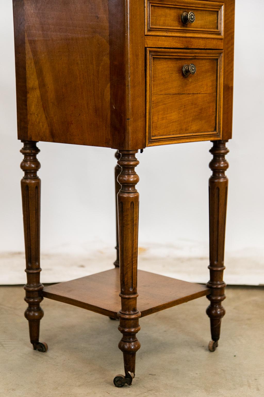 Comodino francese in noce con piano in marmo 1